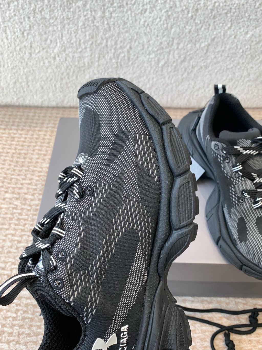 B-Sneakers