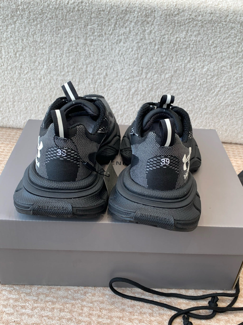 B-Sneakers