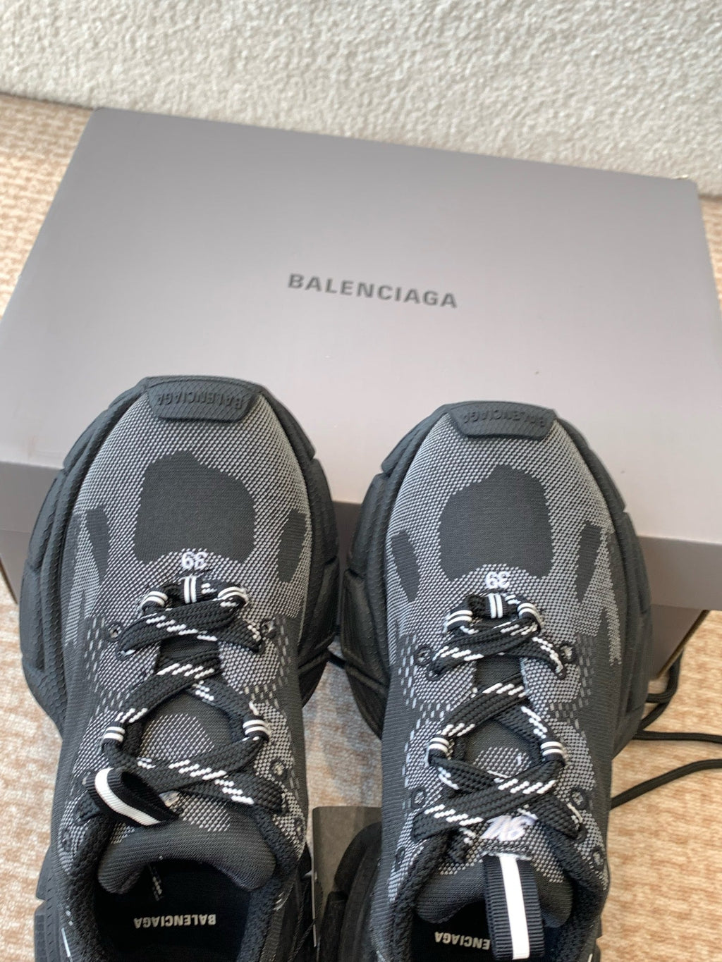 B-Sneakers