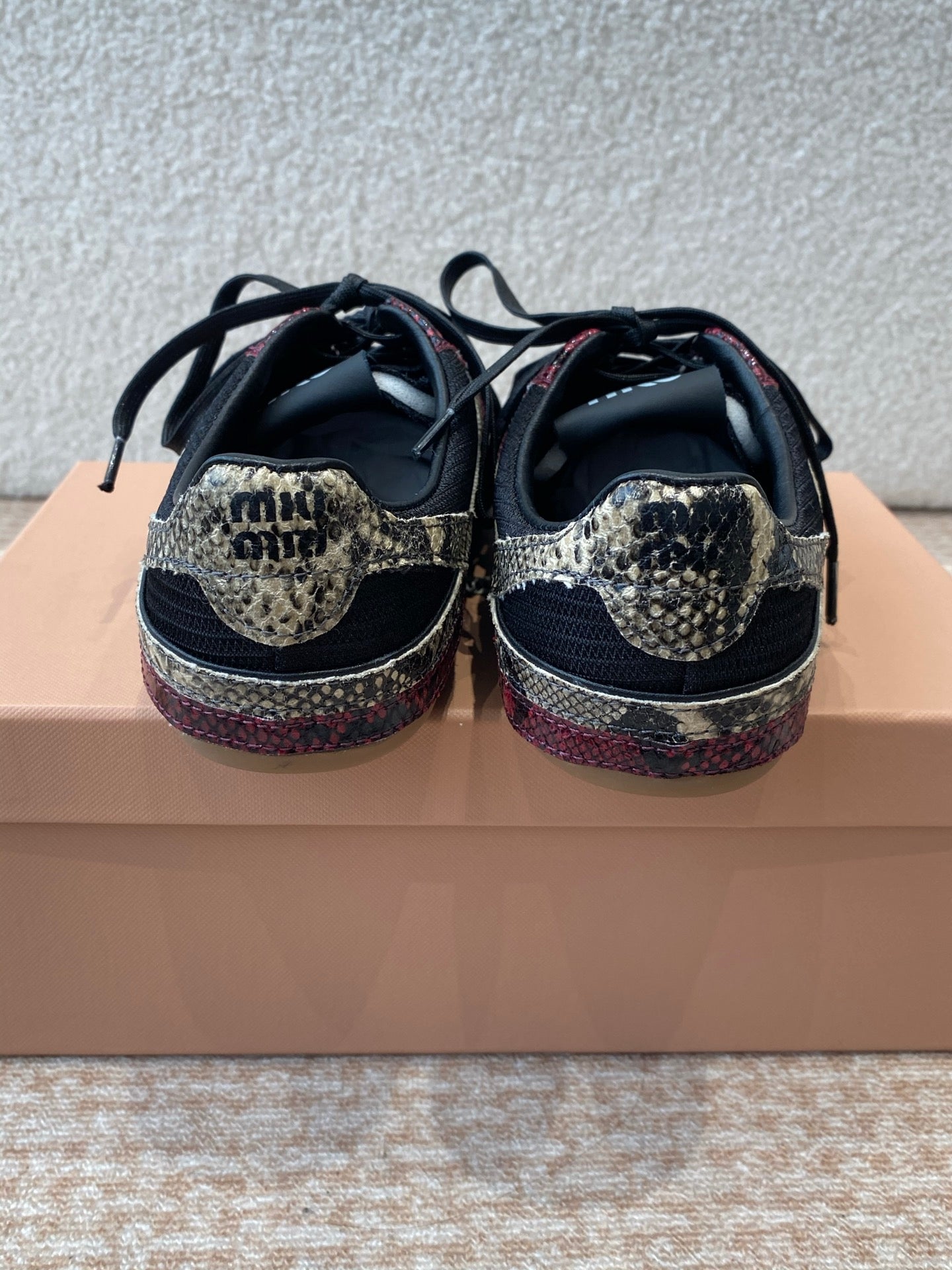 M-Sneakers