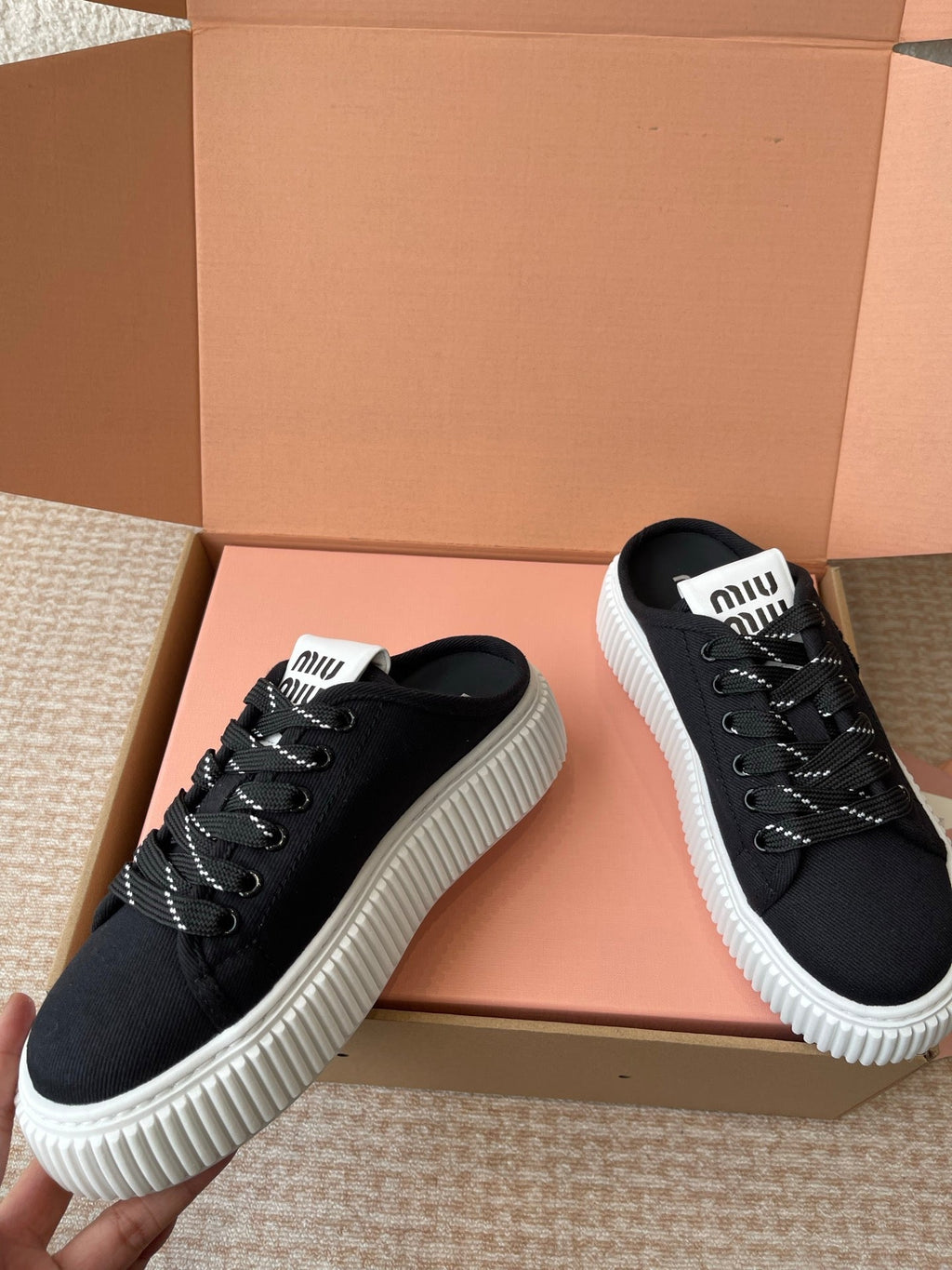 M-Sneakers