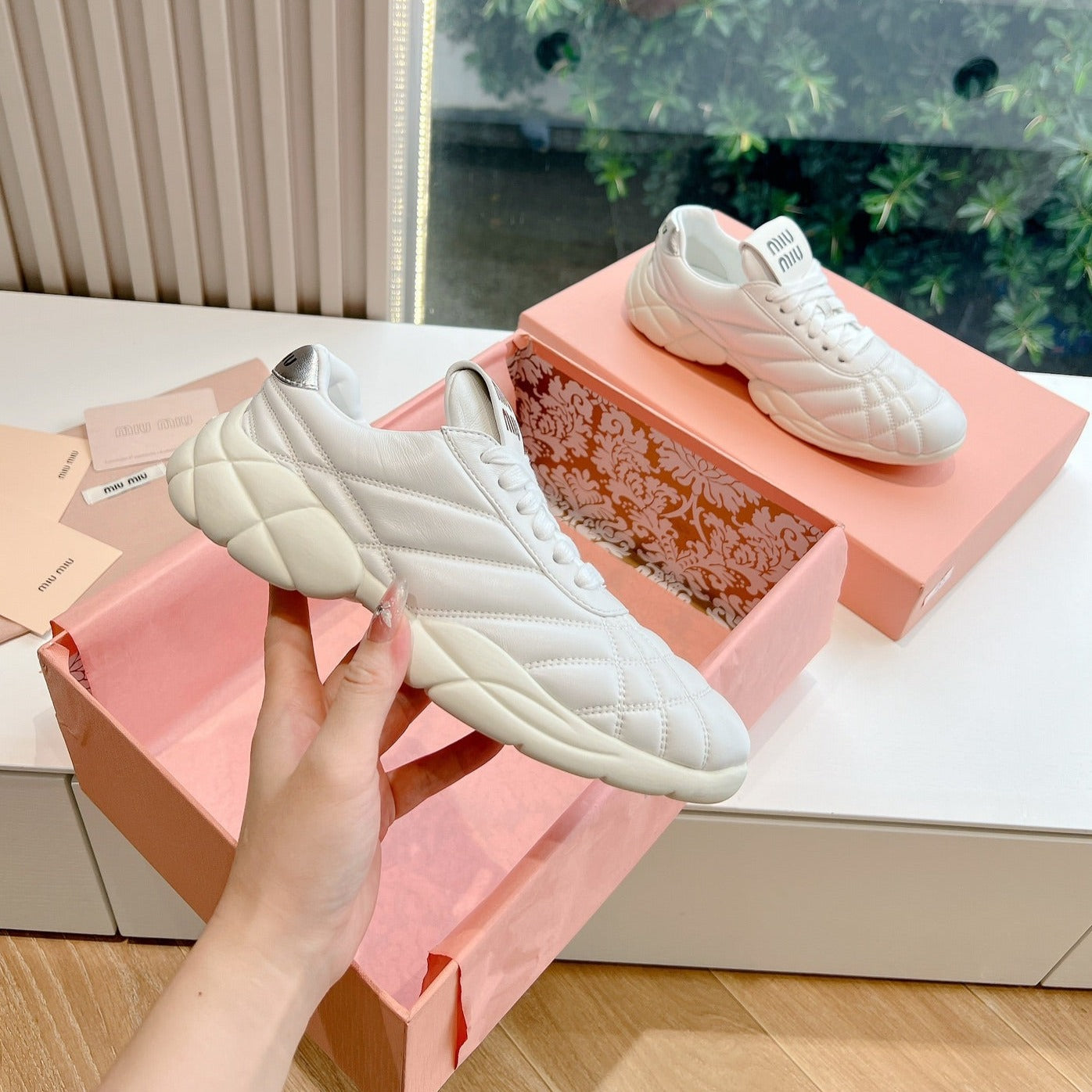 M-Sneakers