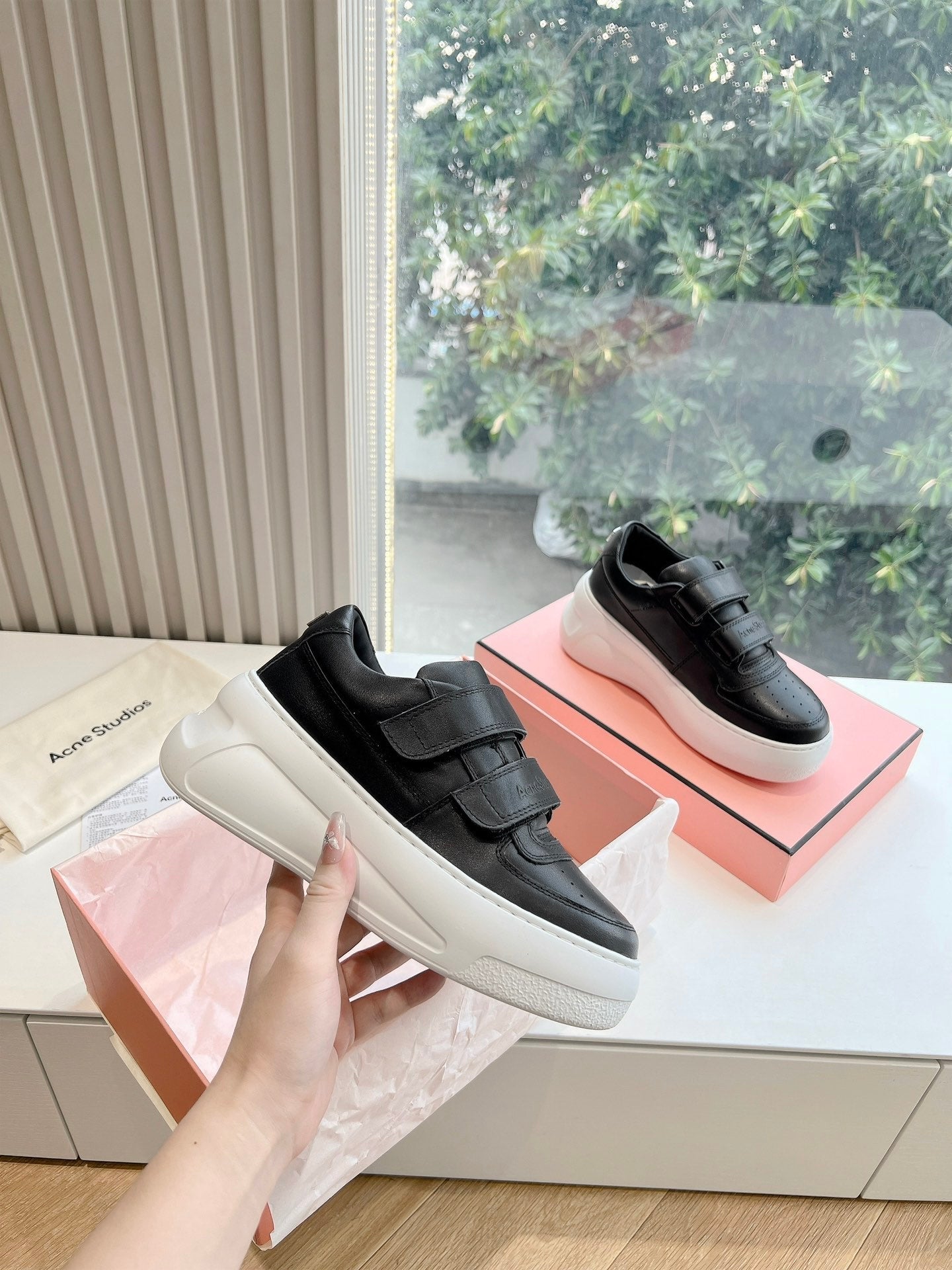 S-Sneakers