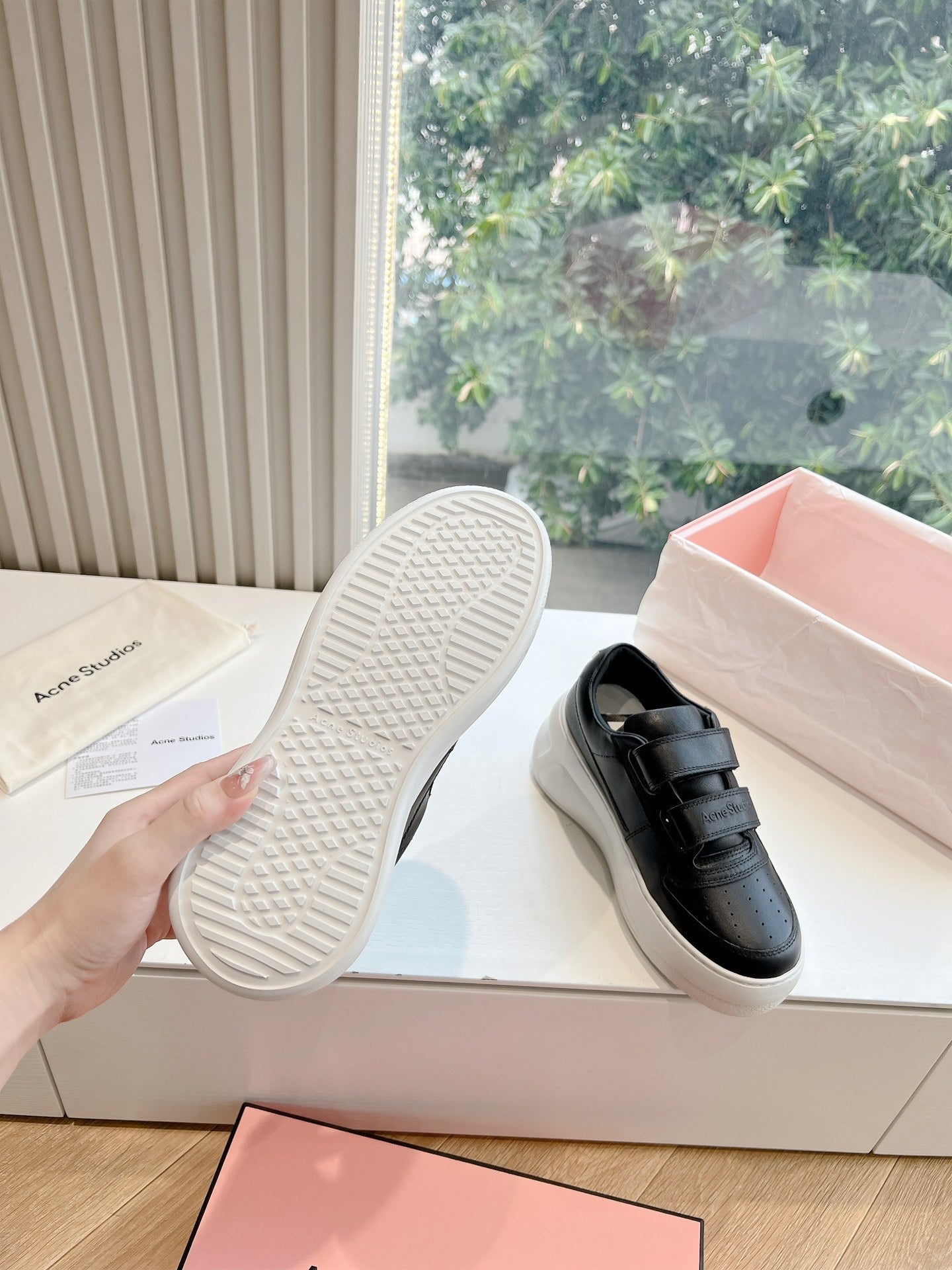 S-Sneakers