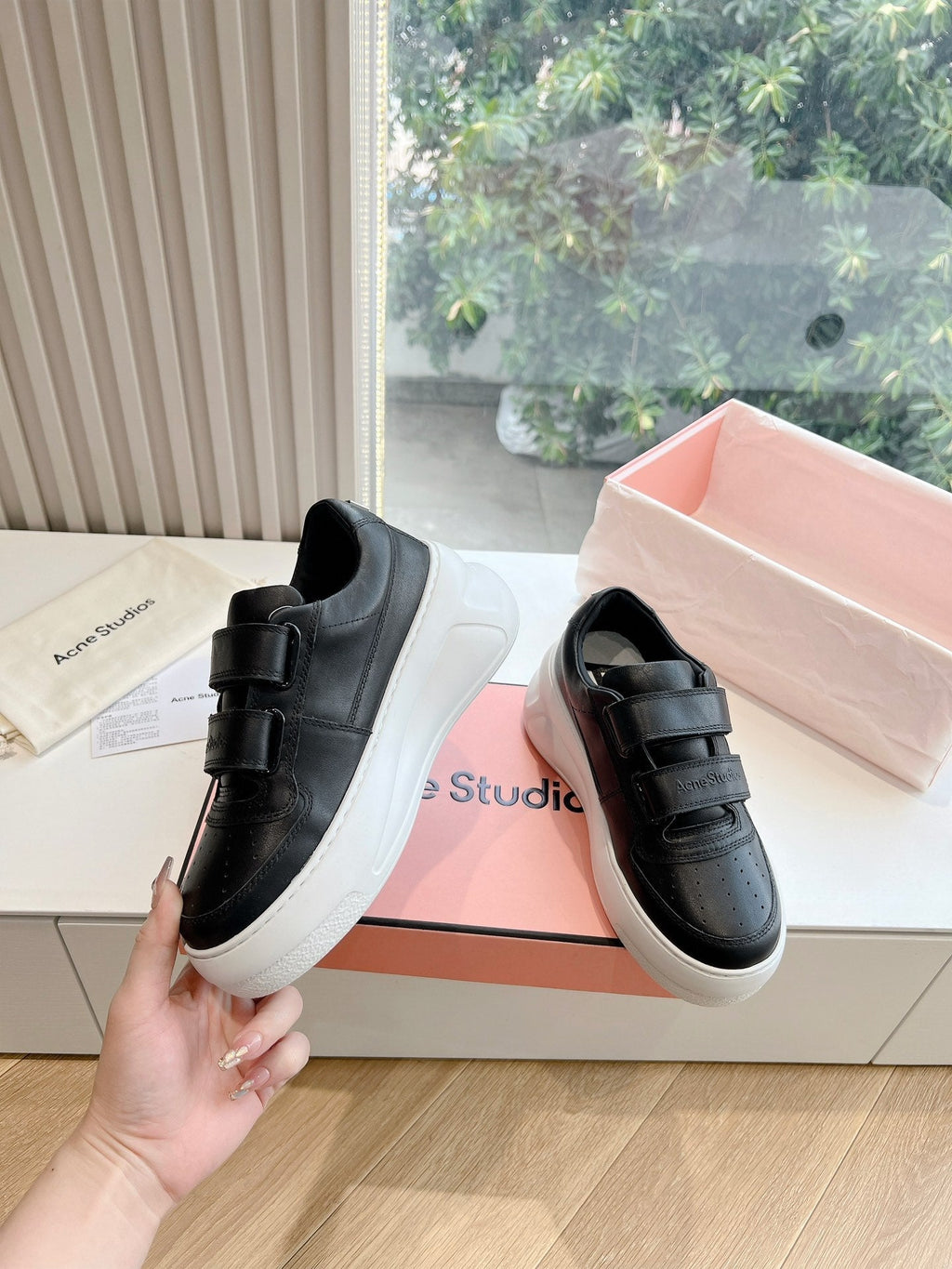 S-Sneakers
