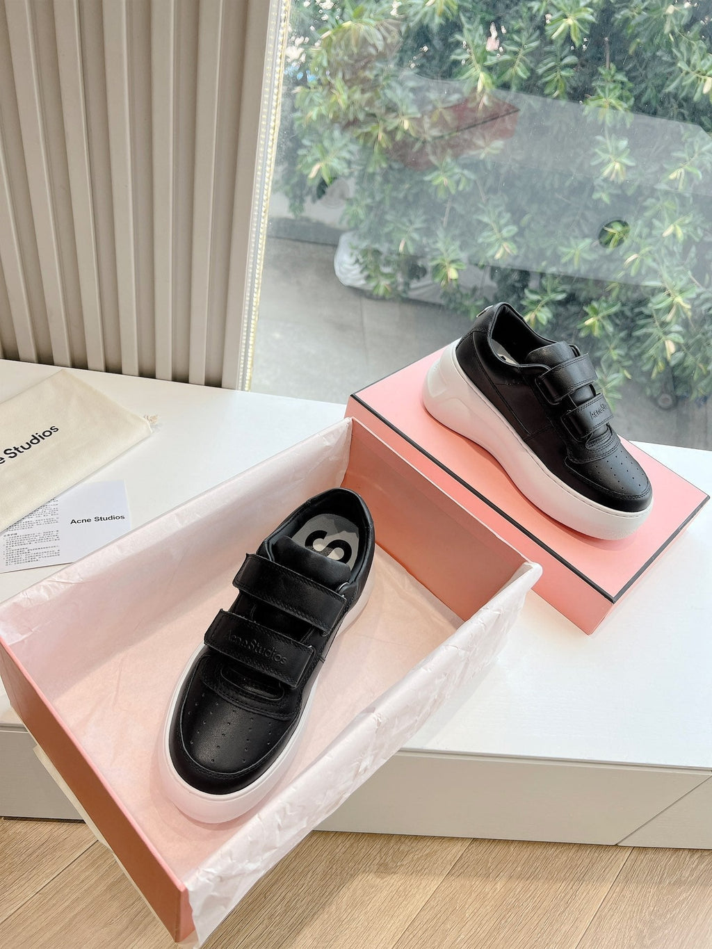 S-Sneakers