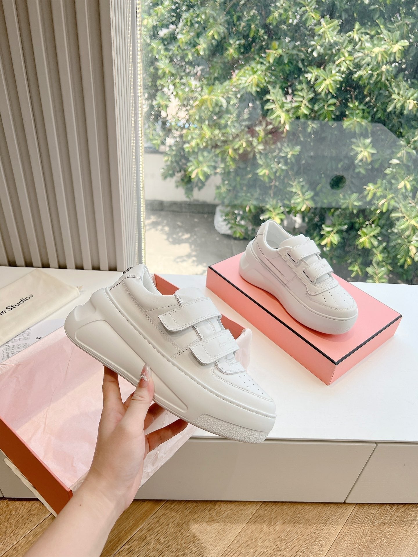 S-Sneakers