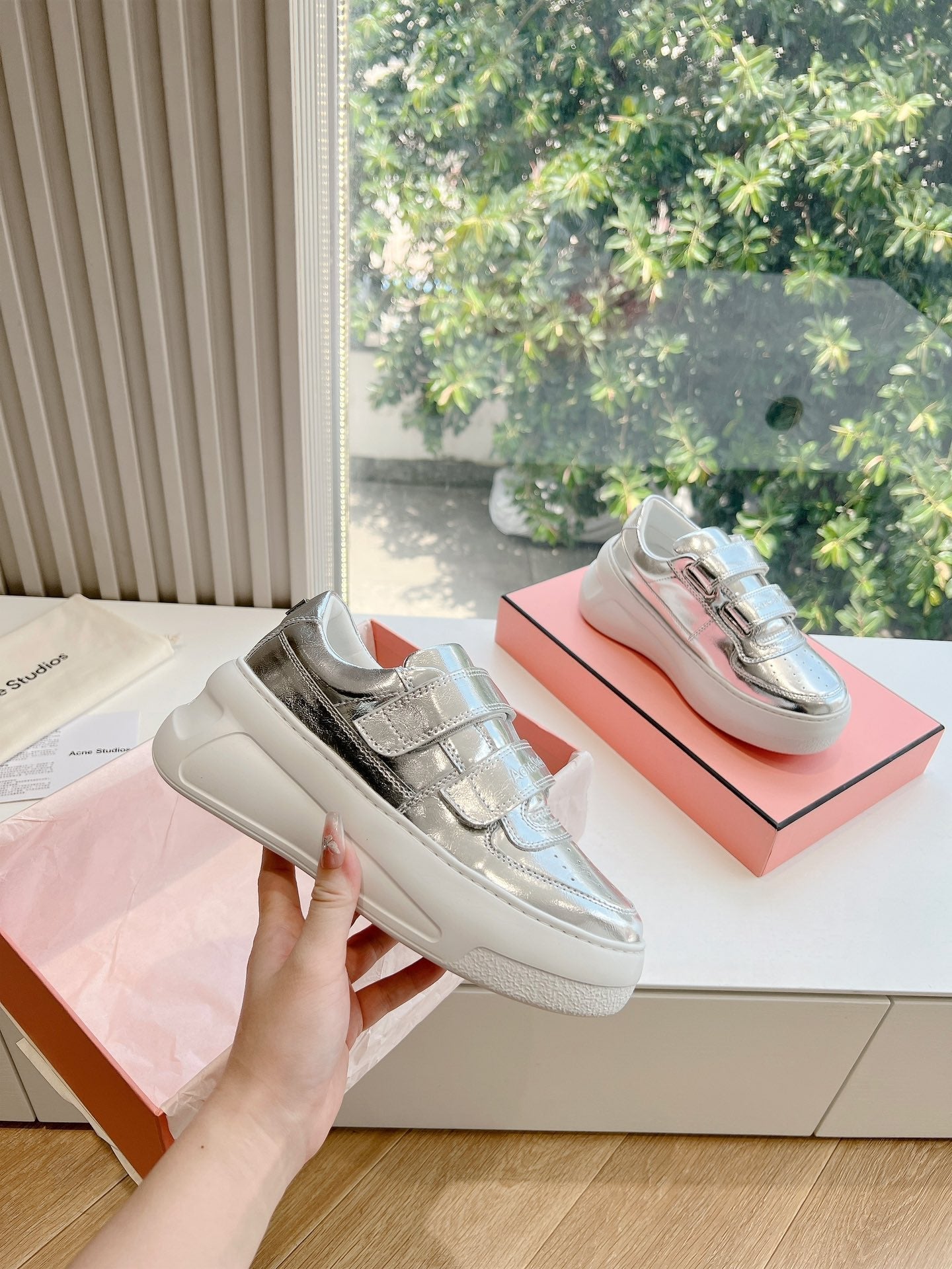 S-Sneakers