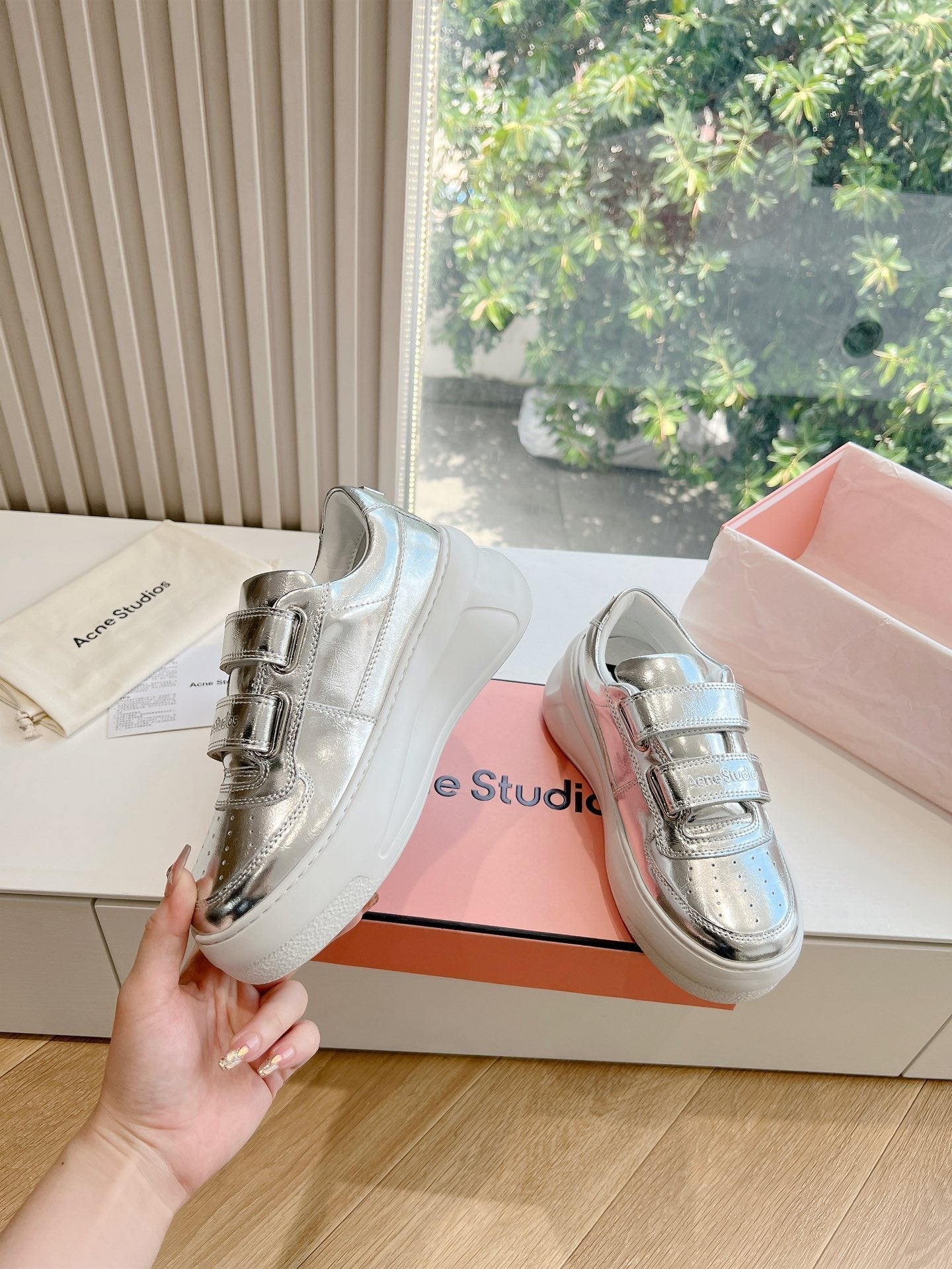 S-Sneakers