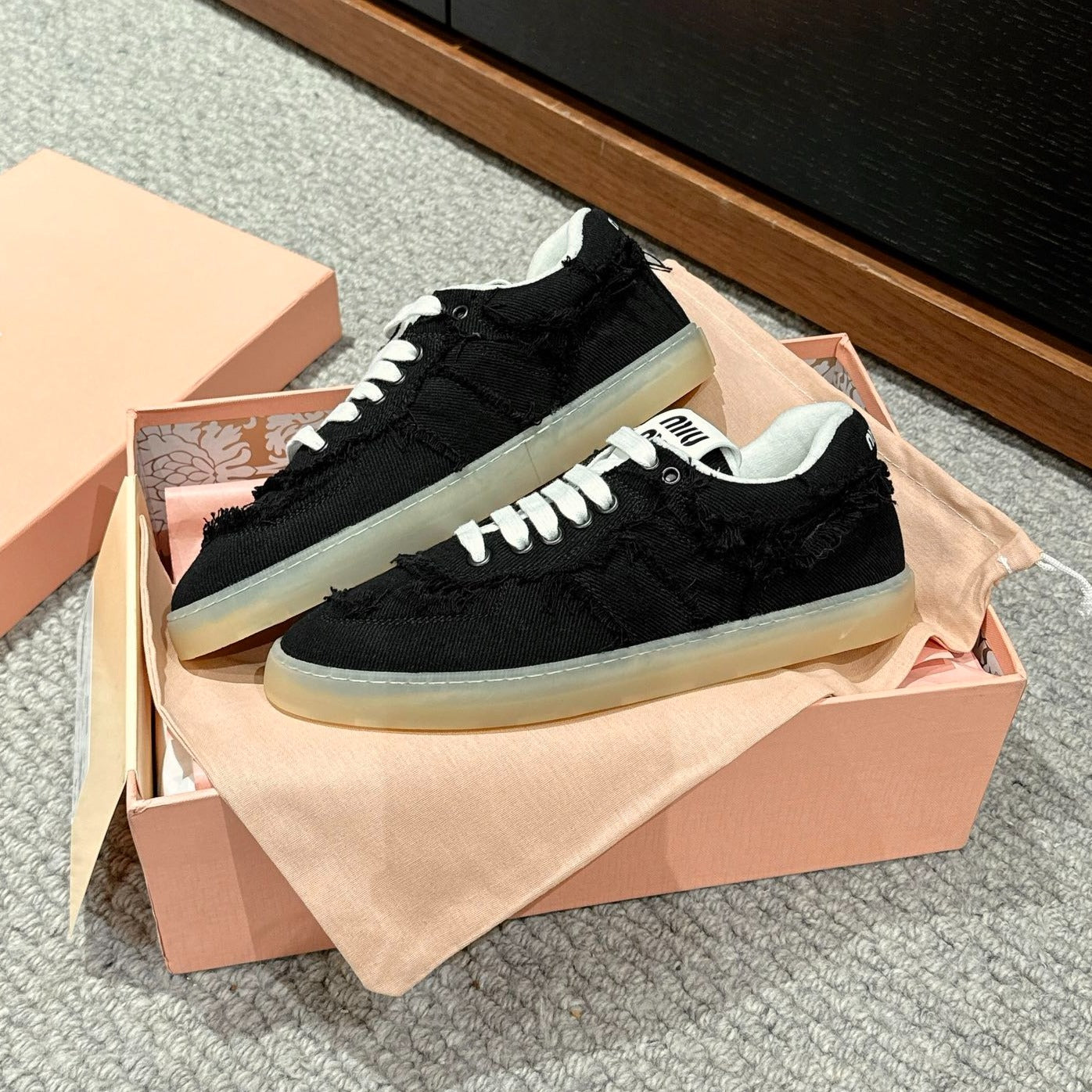 M-Sneakers