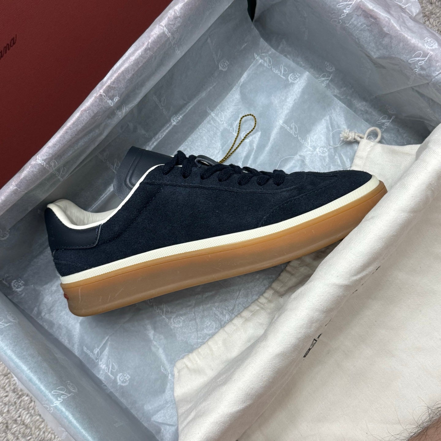 L-Sneakers