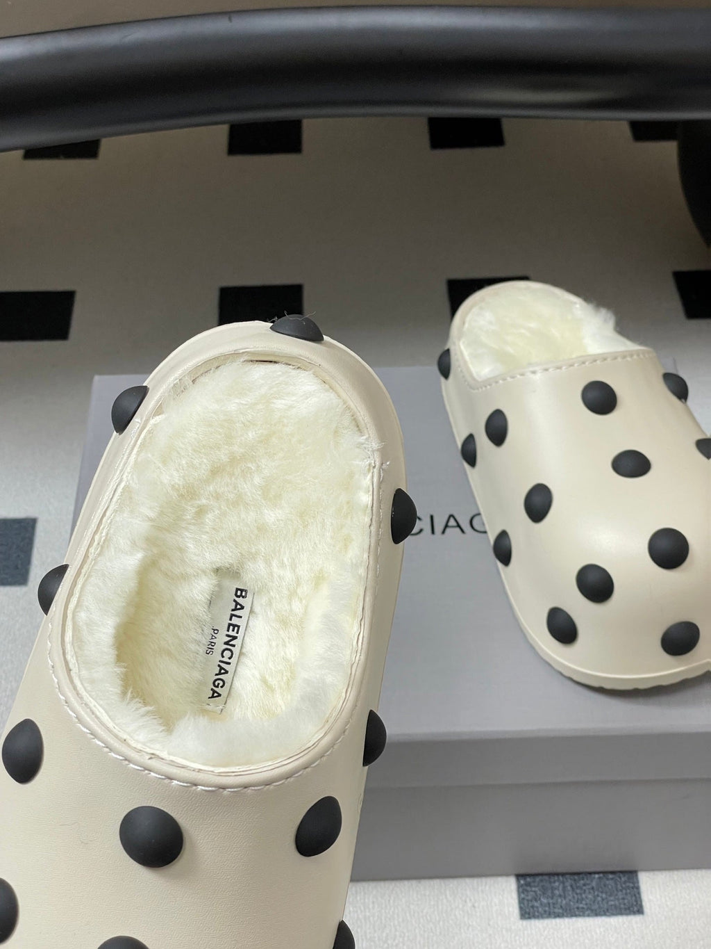 B-Sneakers