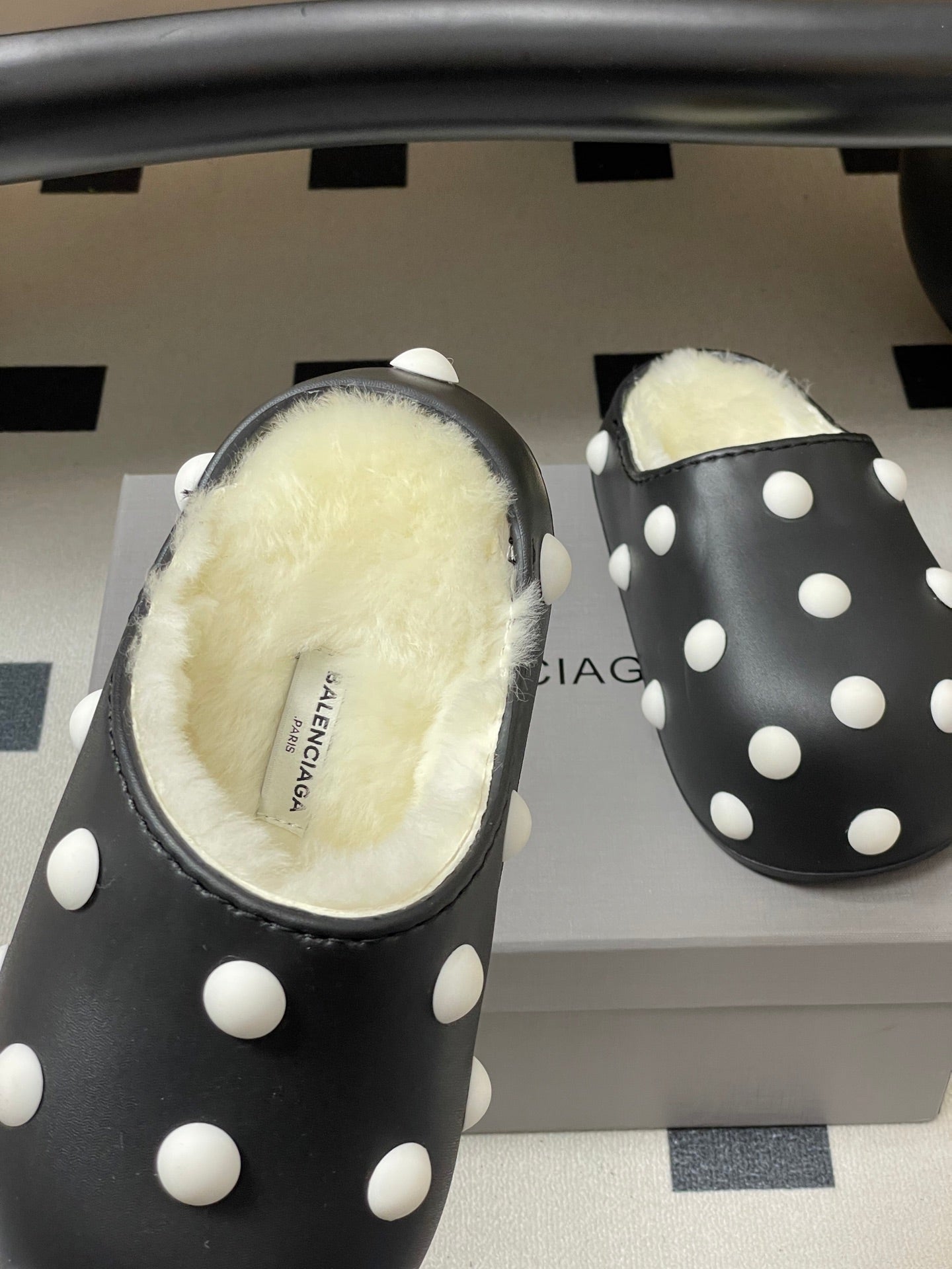 B-Sneakers