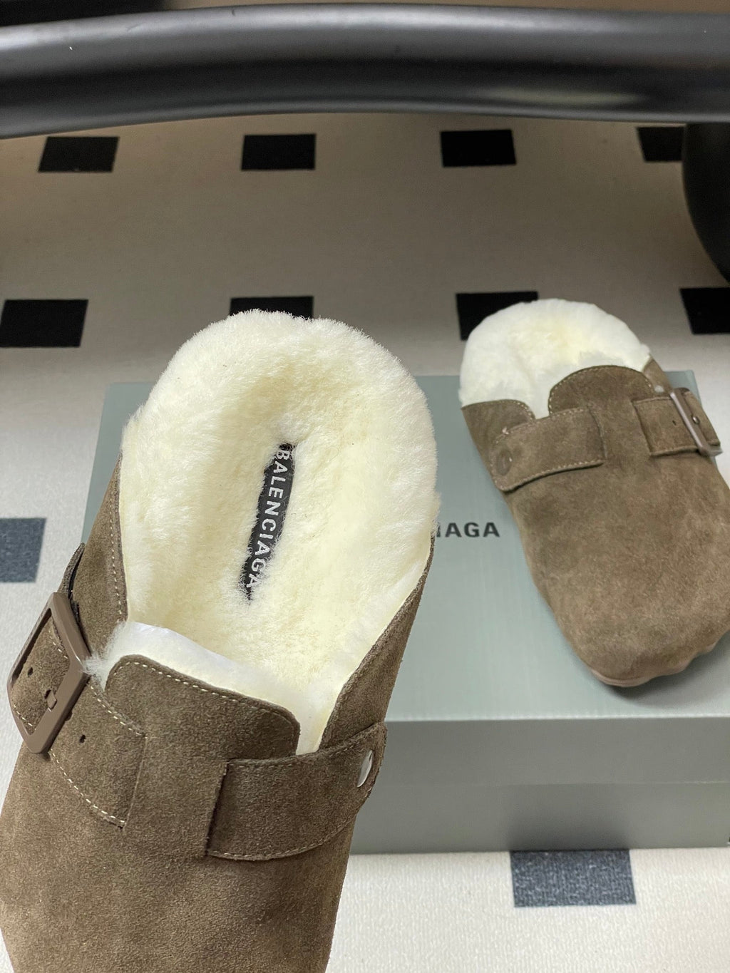 B-Sneakers