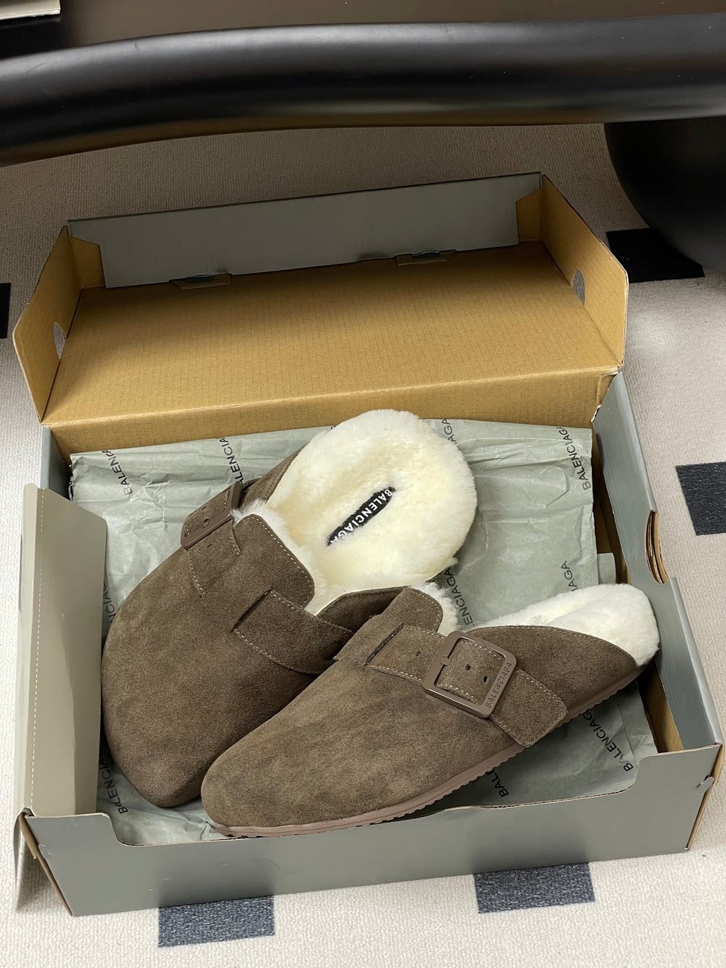 B-Sneakers