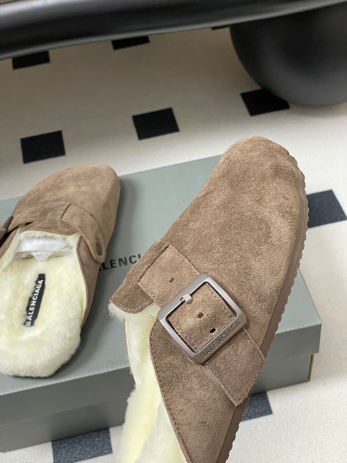 B-Sneakers