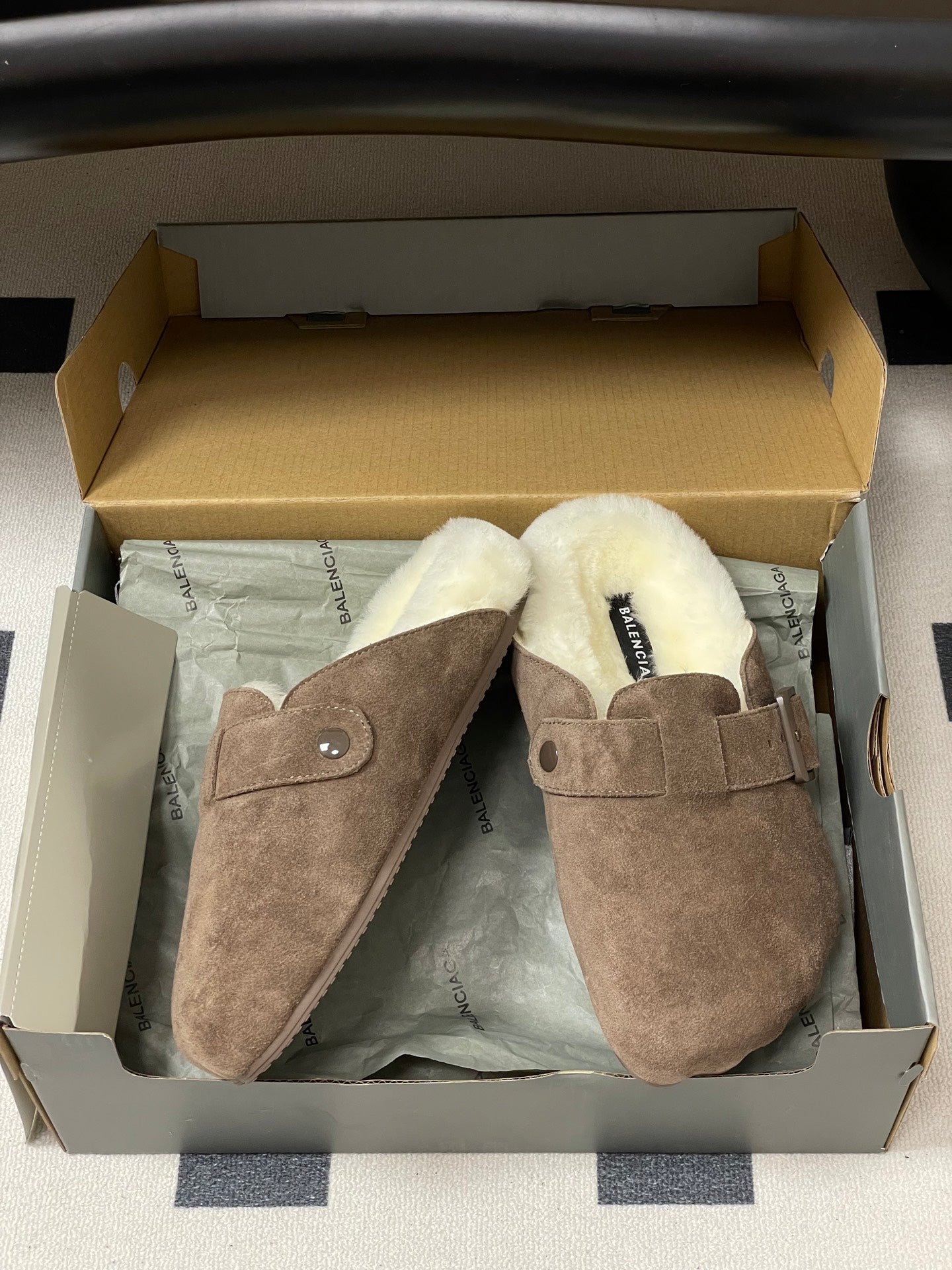 B-Sneakers