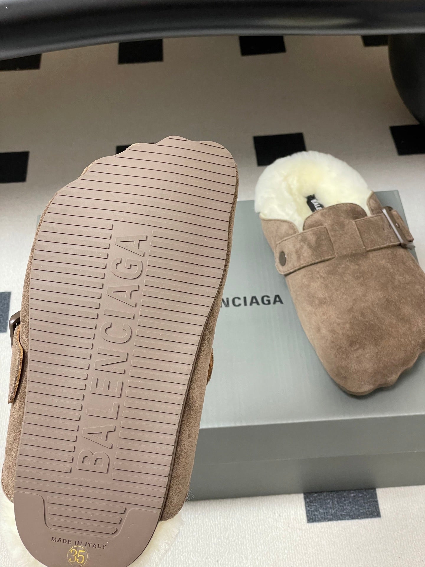 B-Sneakers