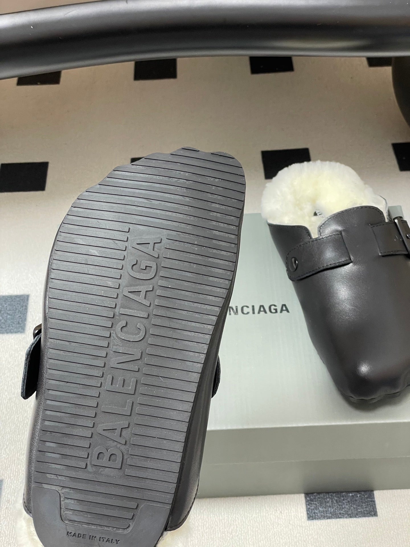 B-Sneakers