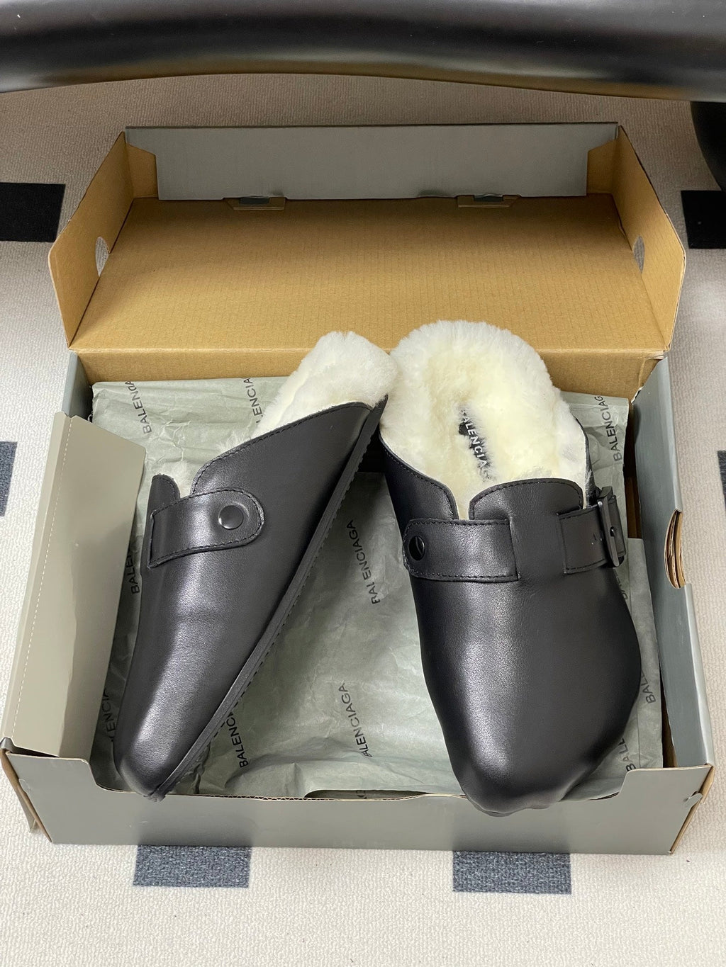 B-Sneakers
