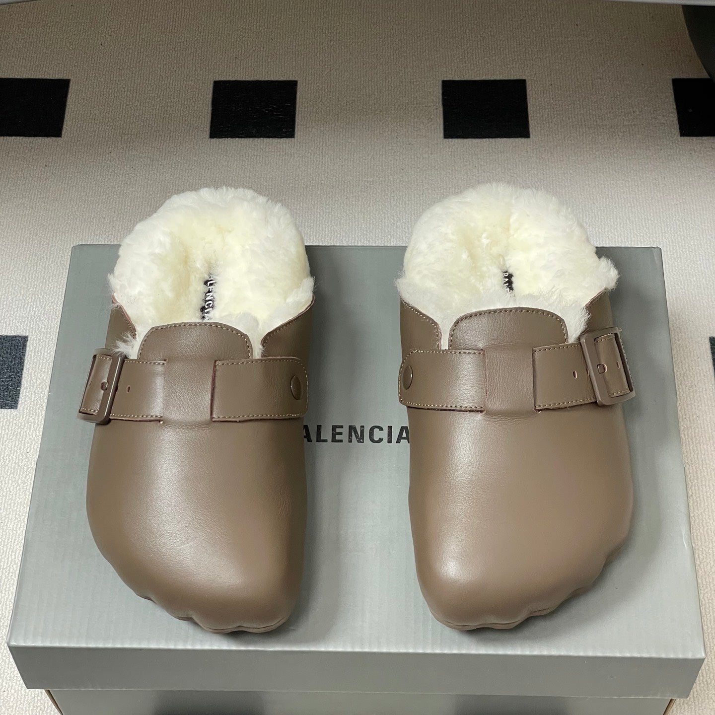 B-Sneakers
