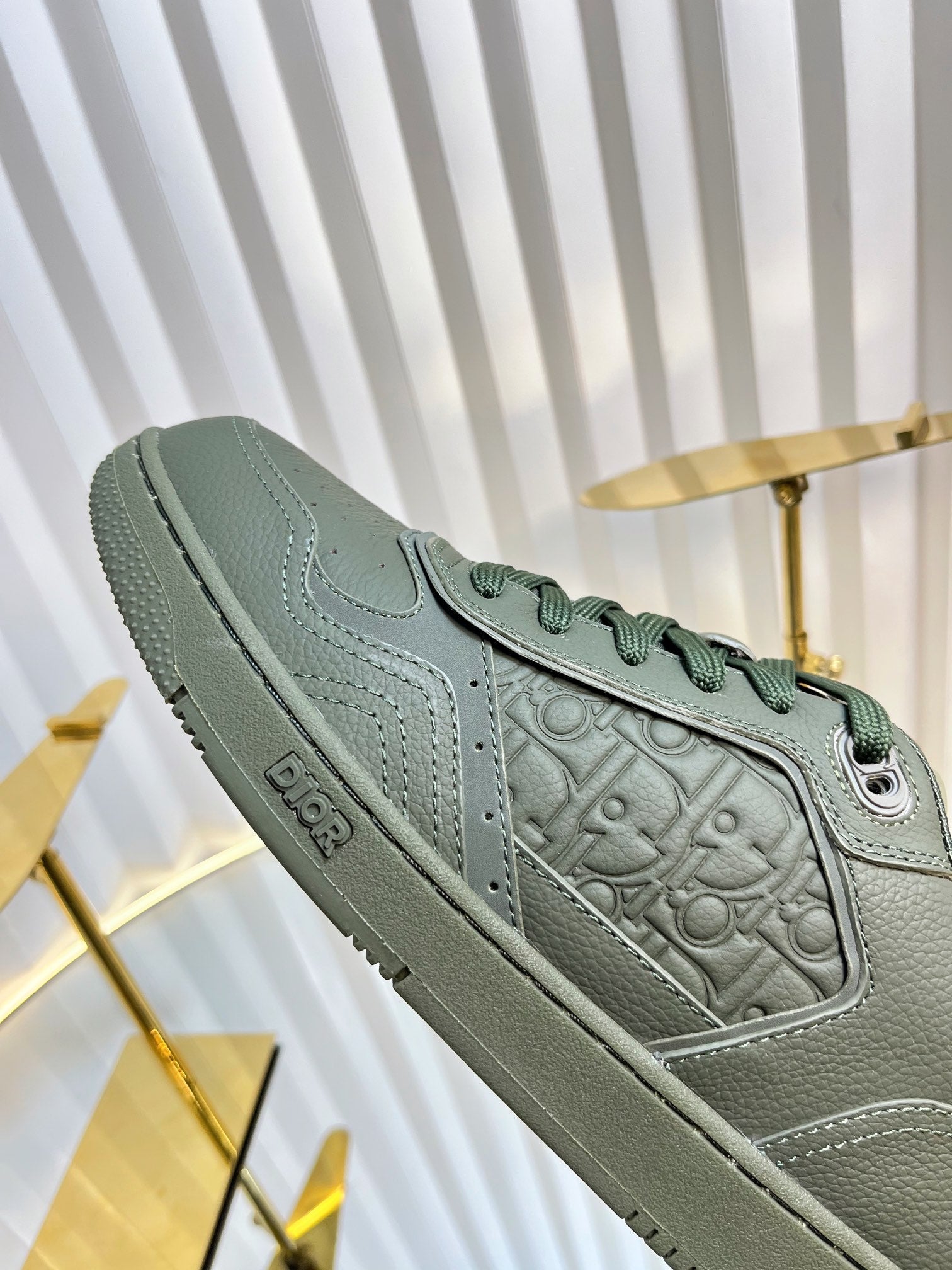 D-Sneakers