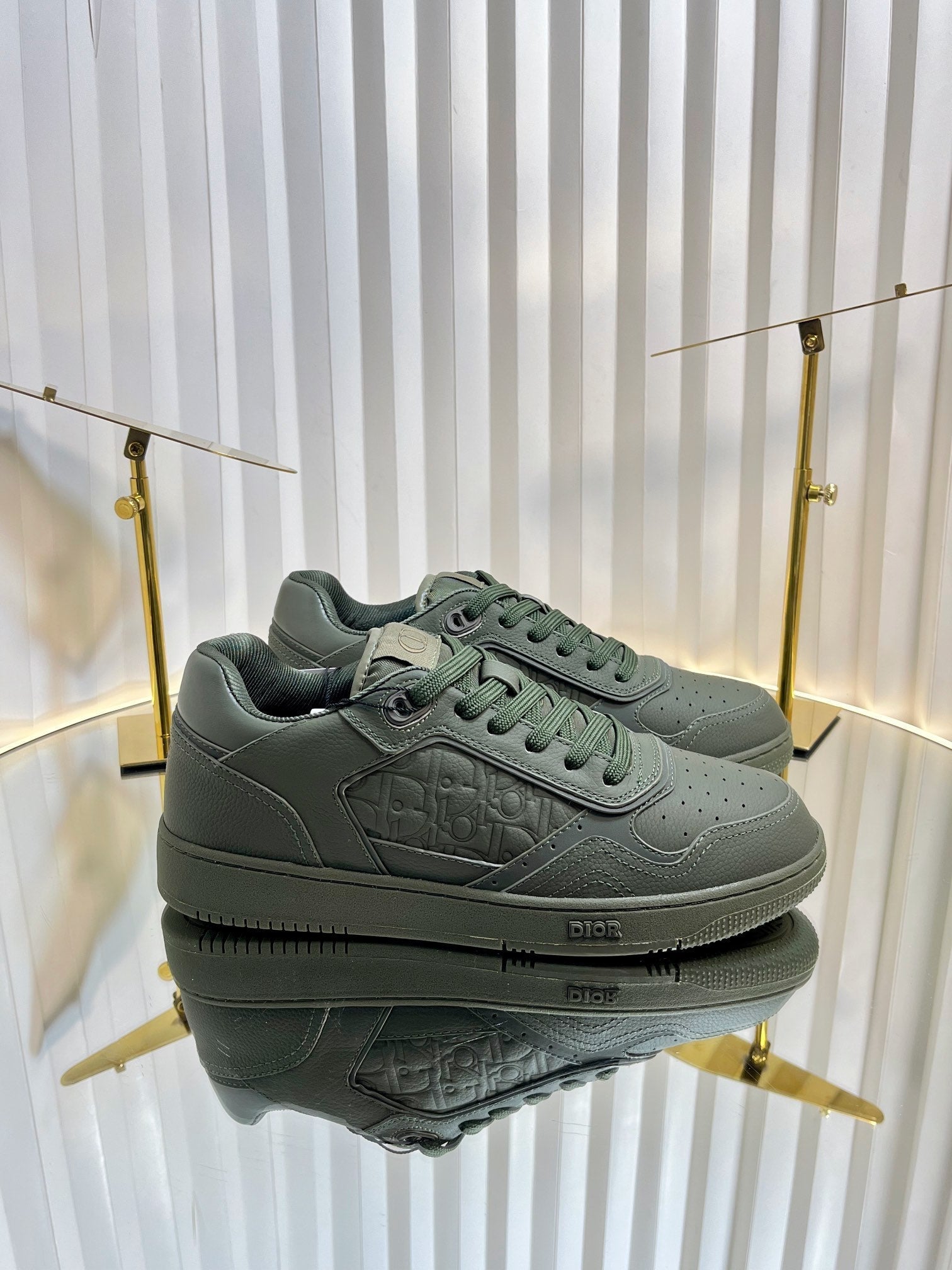 D-Sneakers
