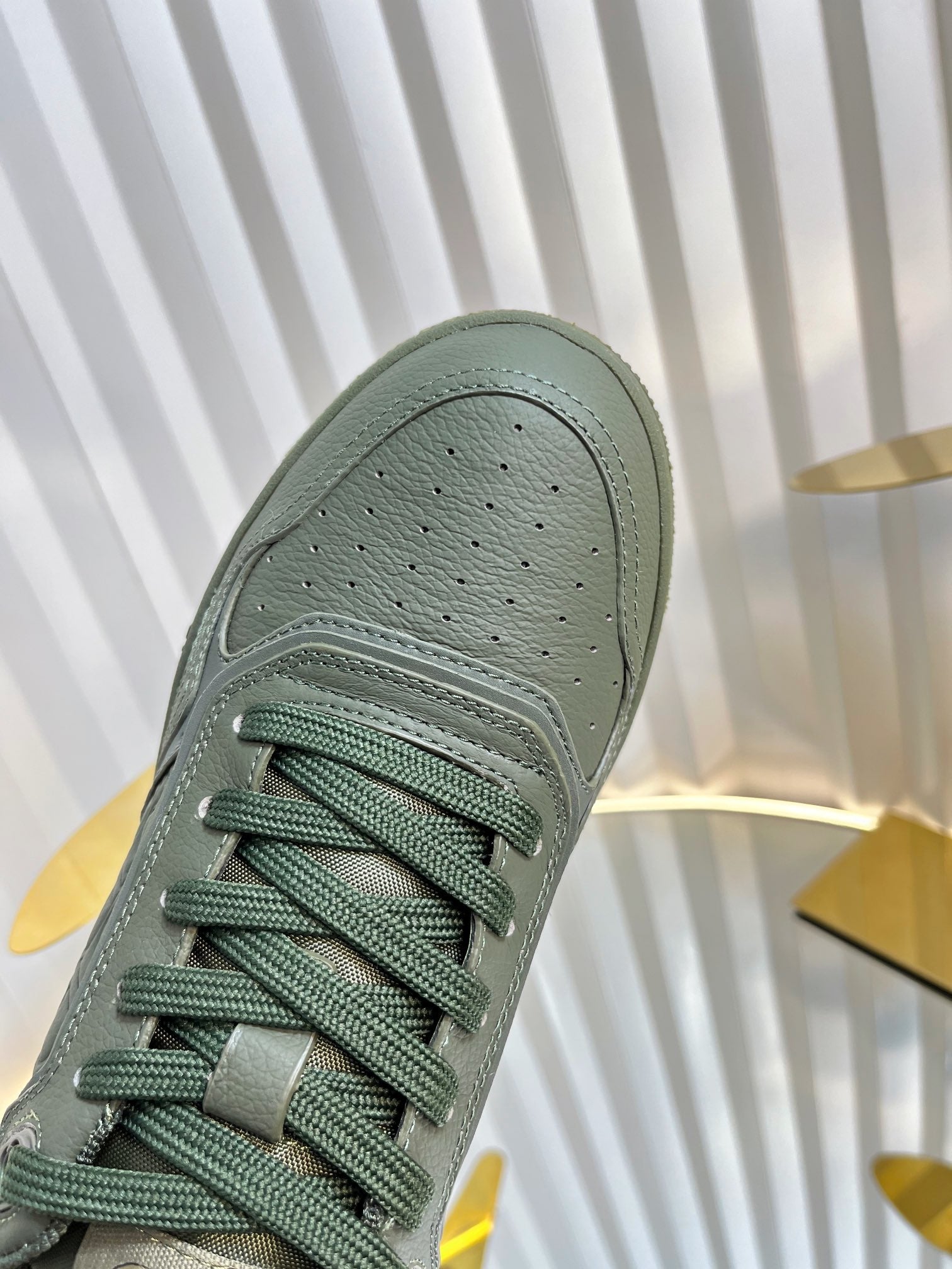 D-Sneakers