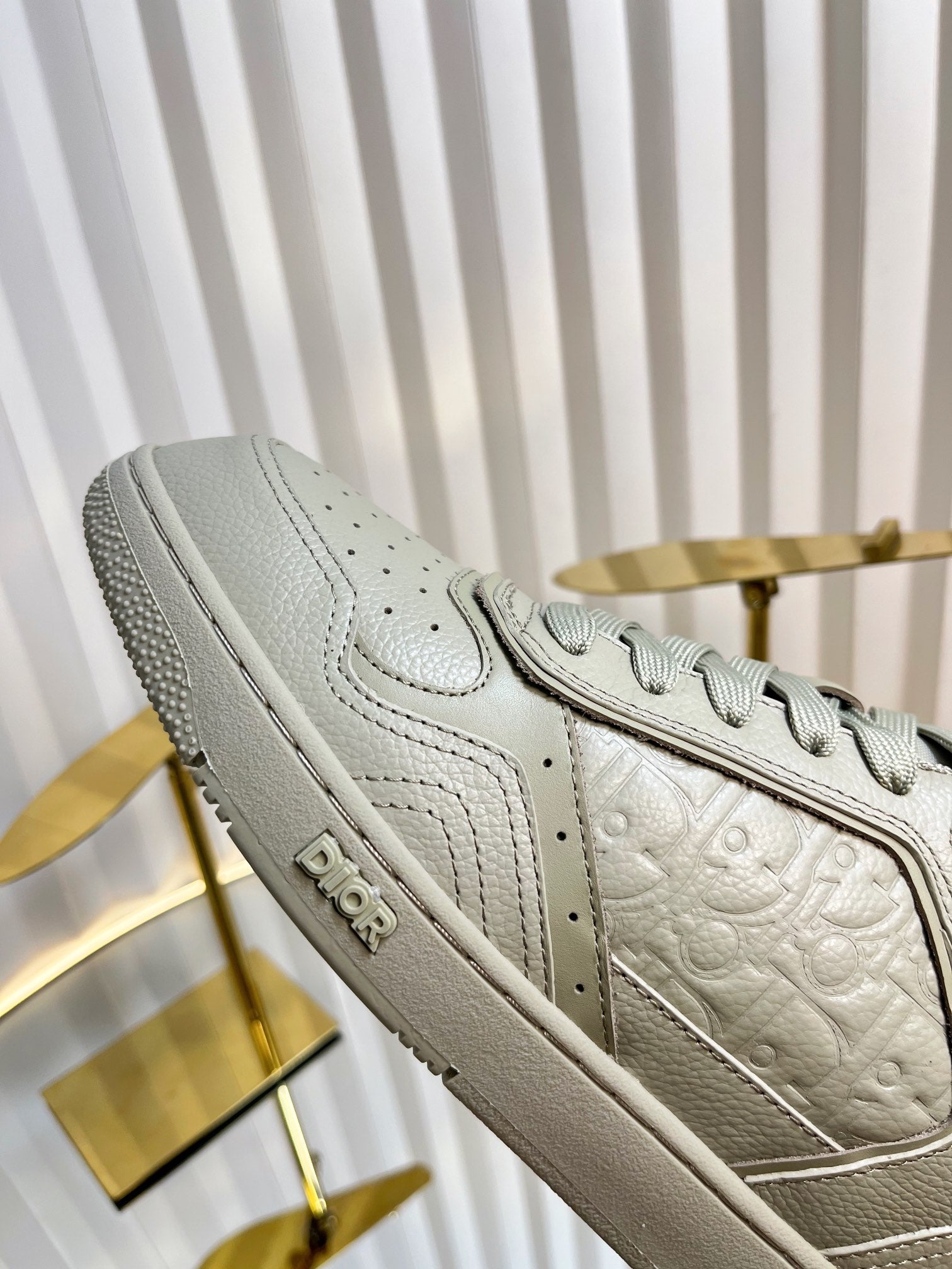 D-Sneakers