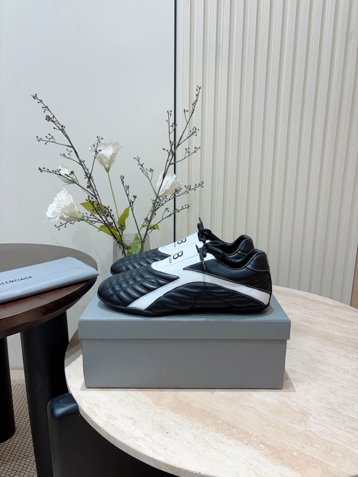 B-Sneakers