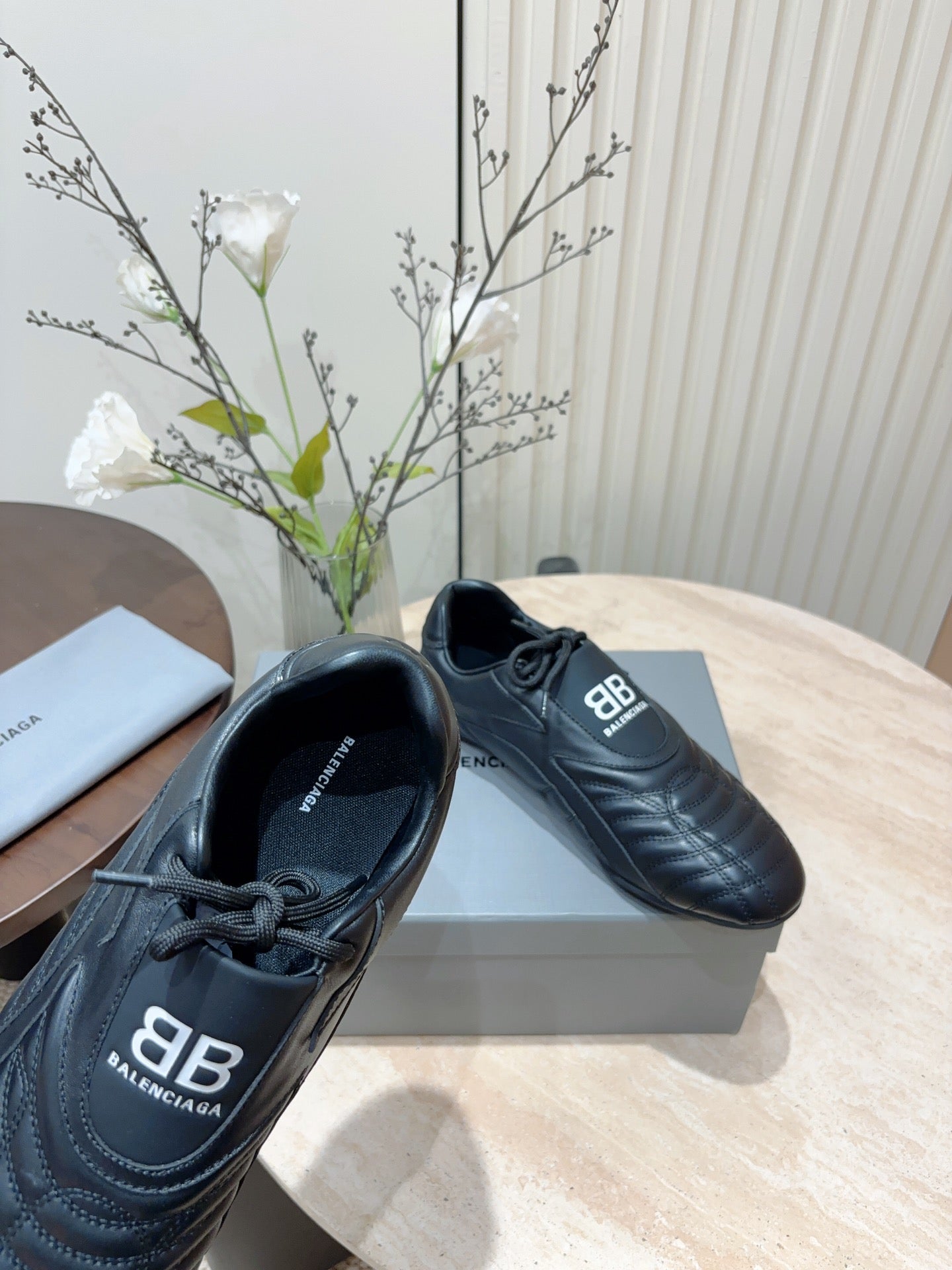 B-Sneakers
