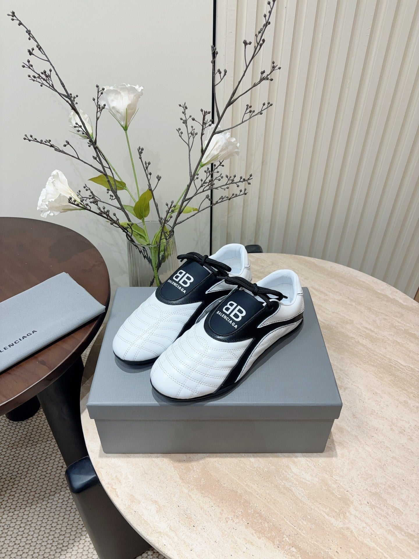 B-Sneakers