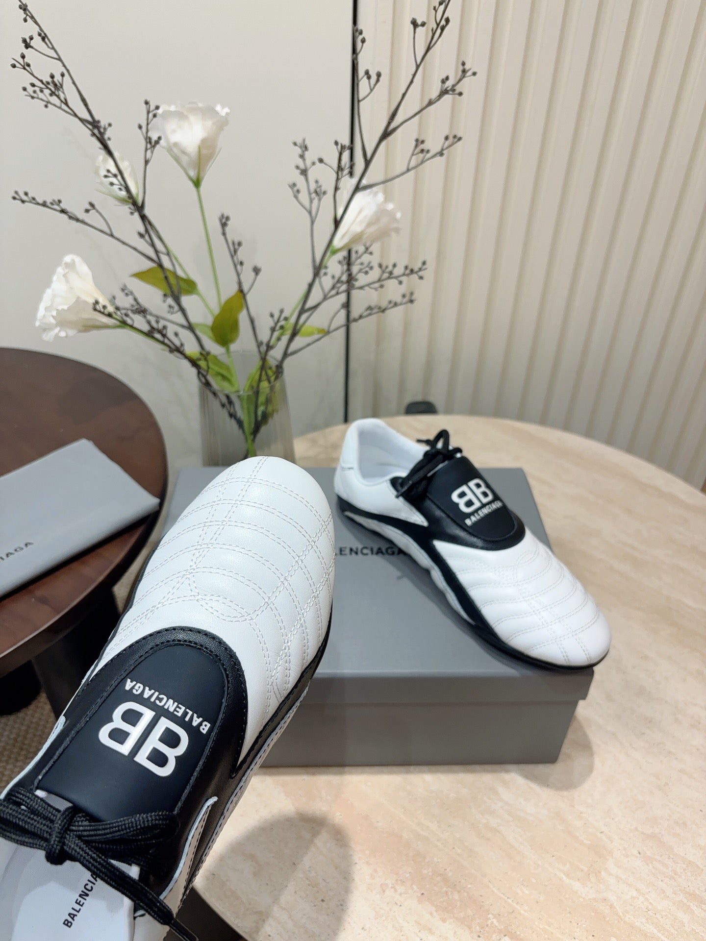 B-Sneakers