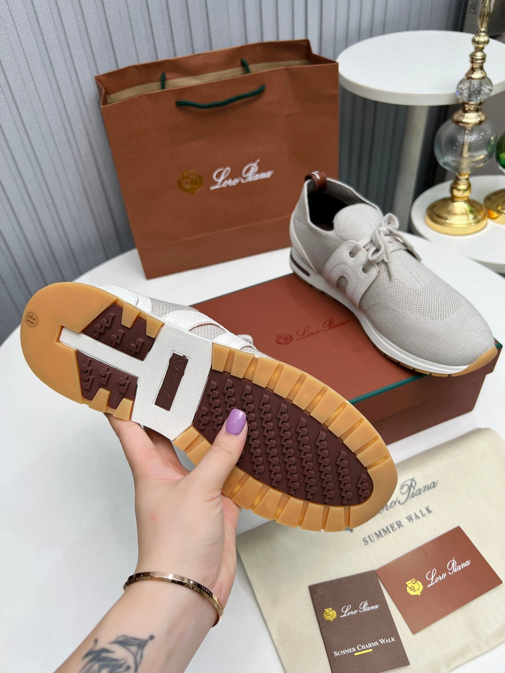 L-Sneakers