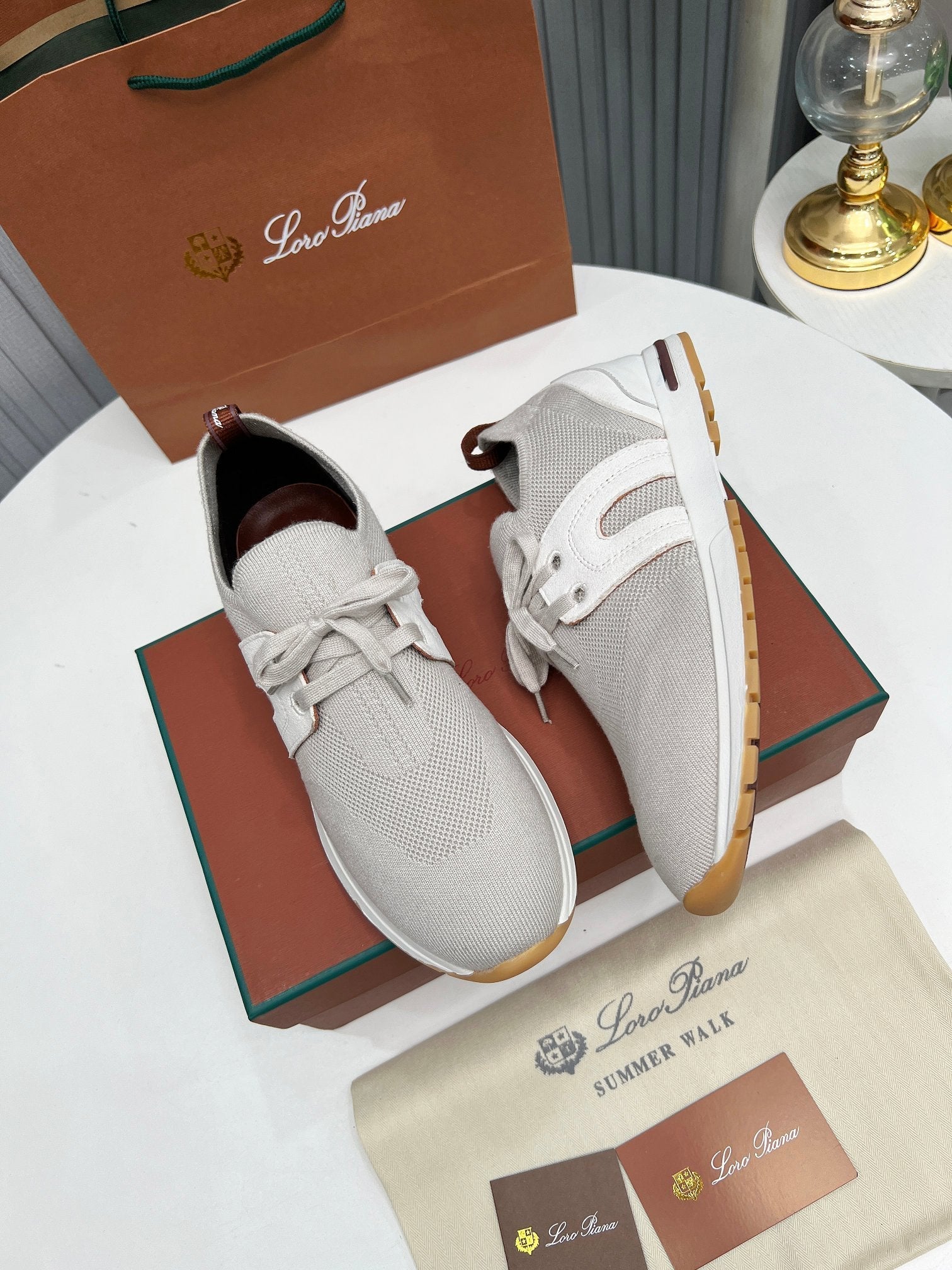 L-Sneakers