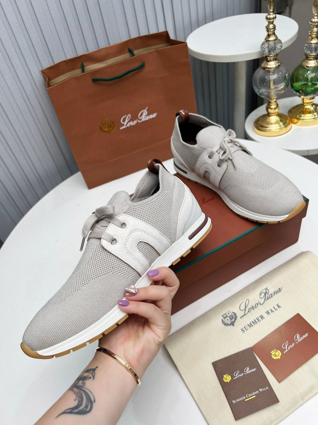 L-Sneakers