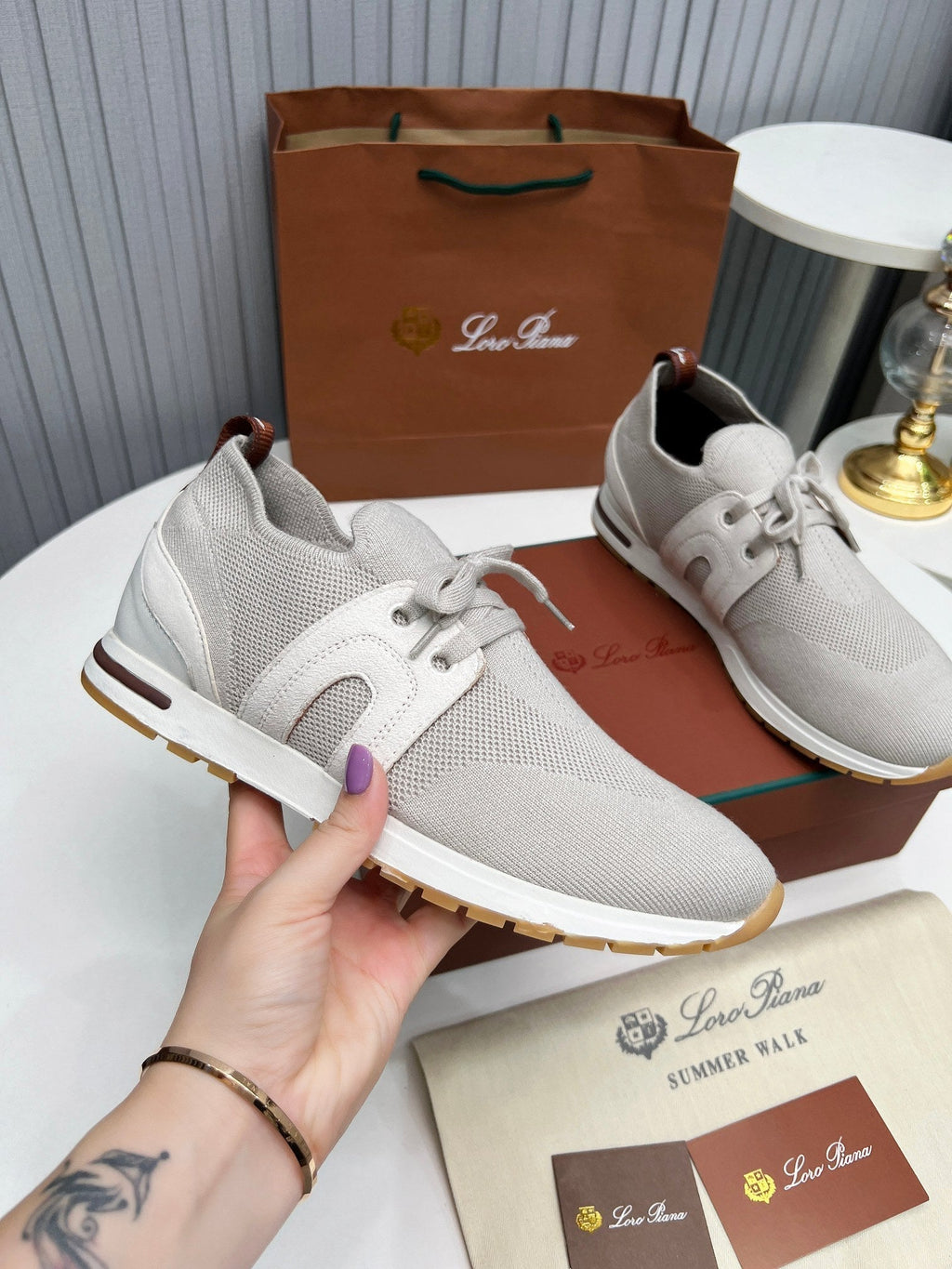 L-Sneakers