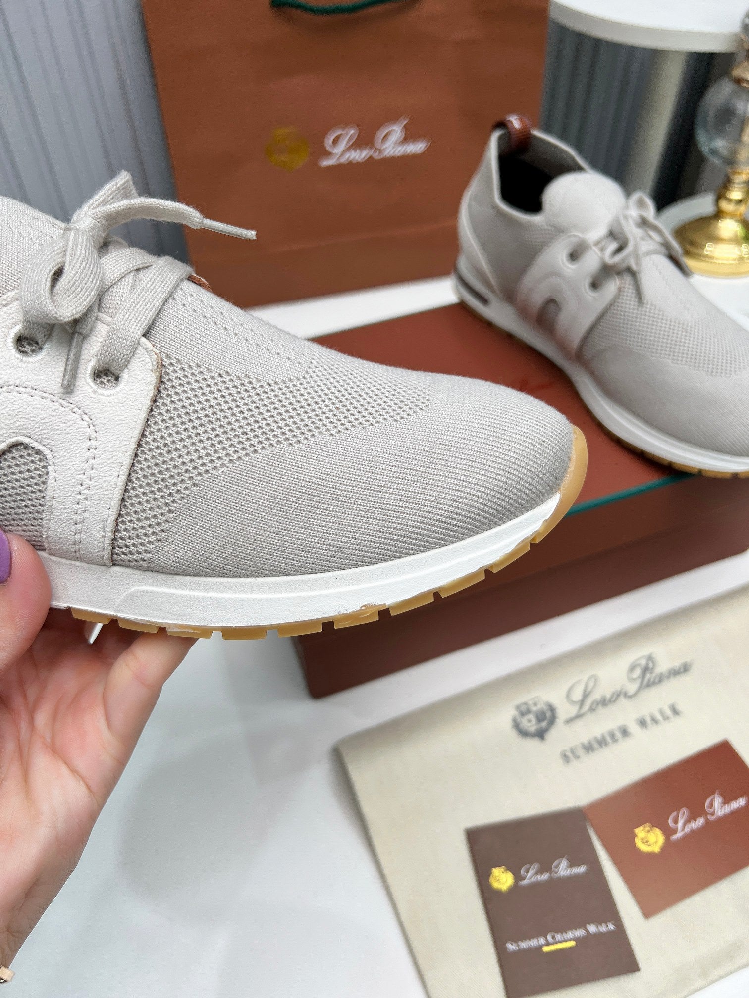 L-Sneakers