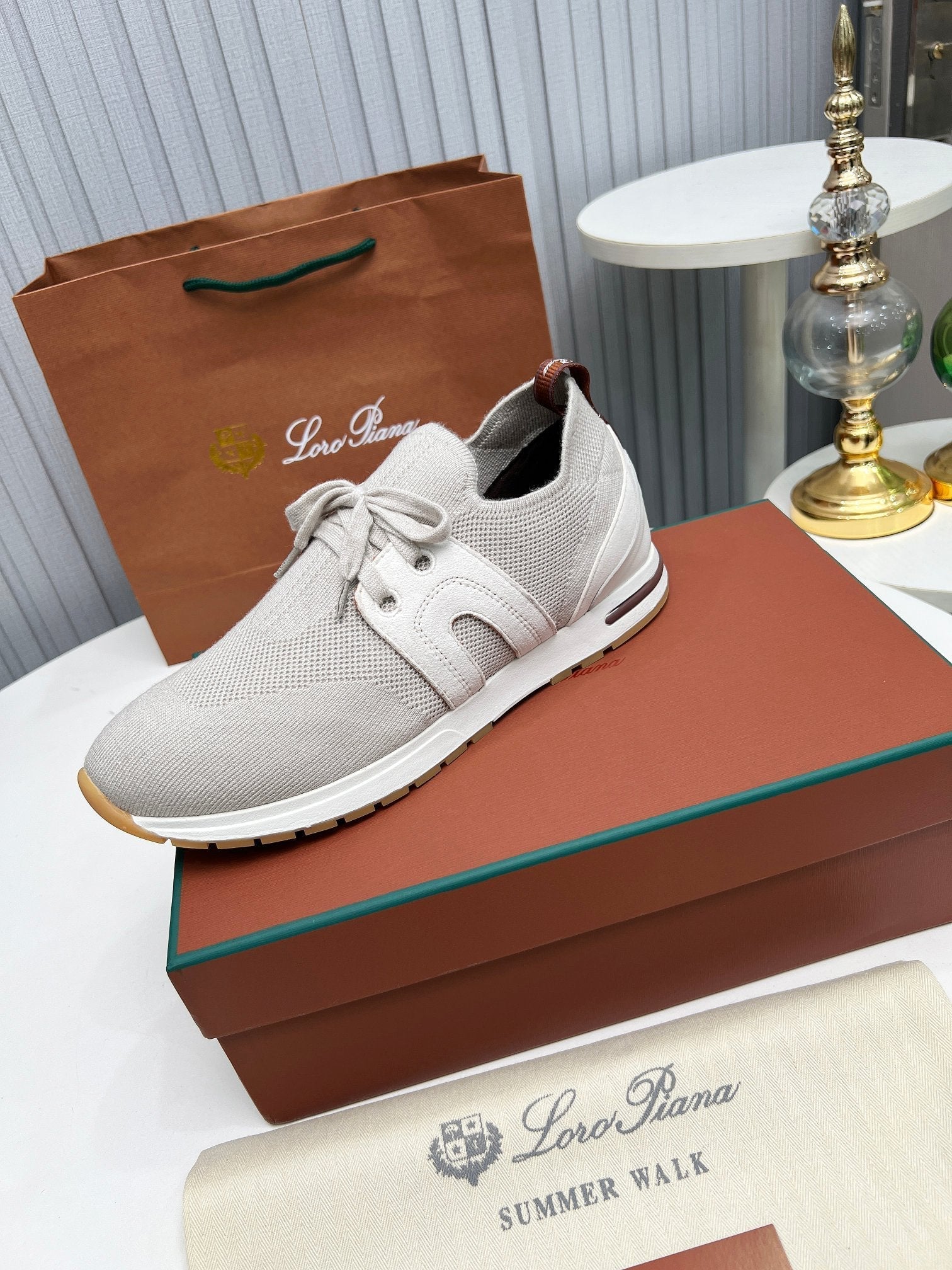 L-Sneakers