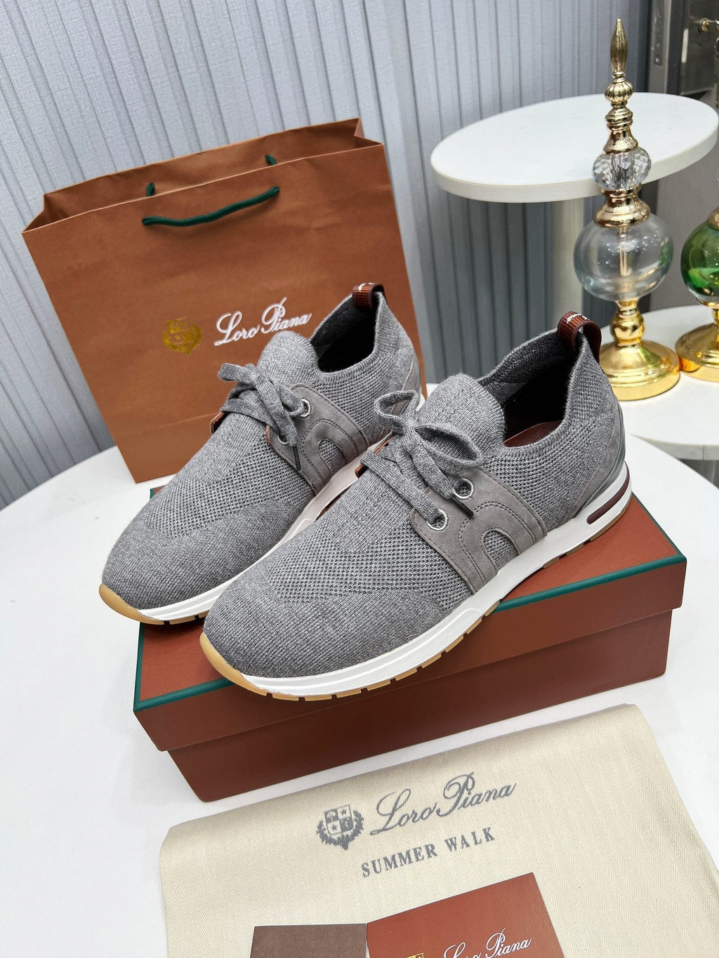 L-Sneakers