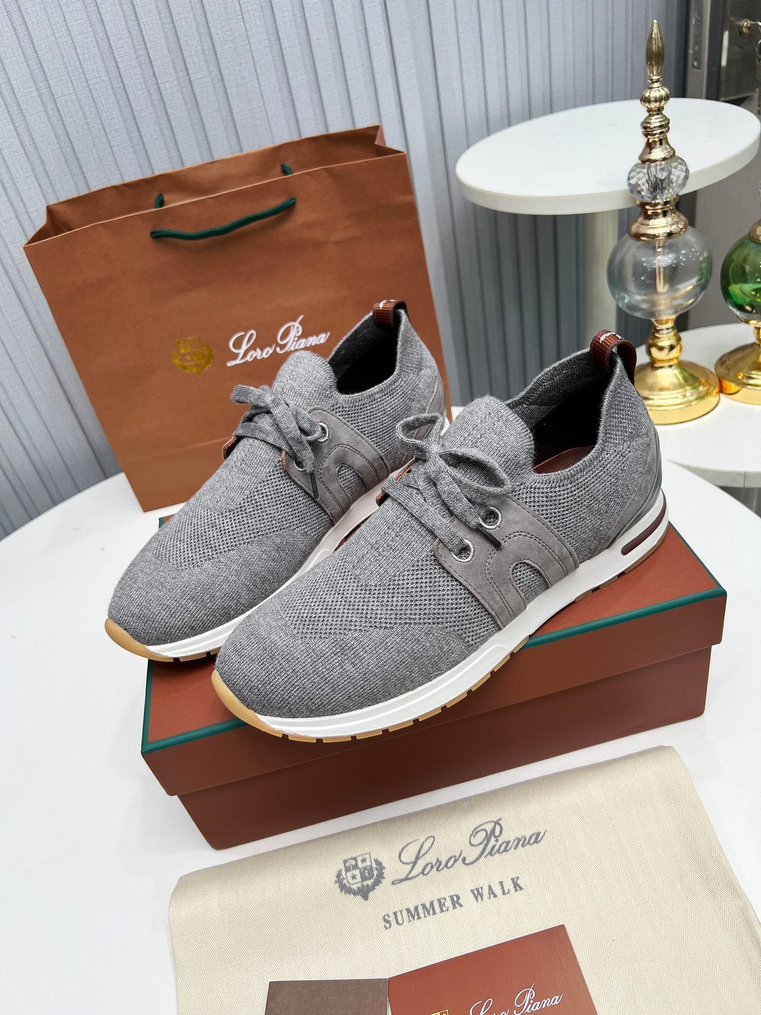 L-Sneakers