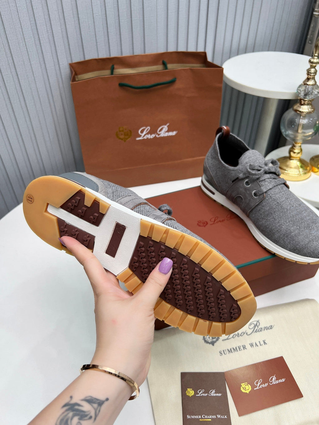 L-Sneakers