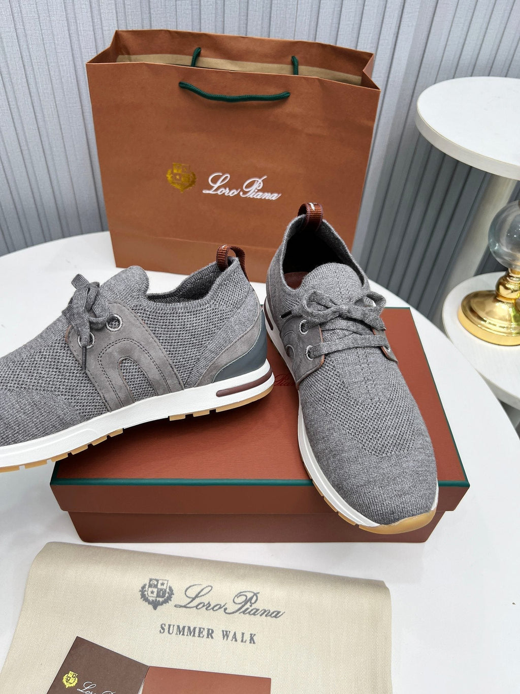 L-Sneakers