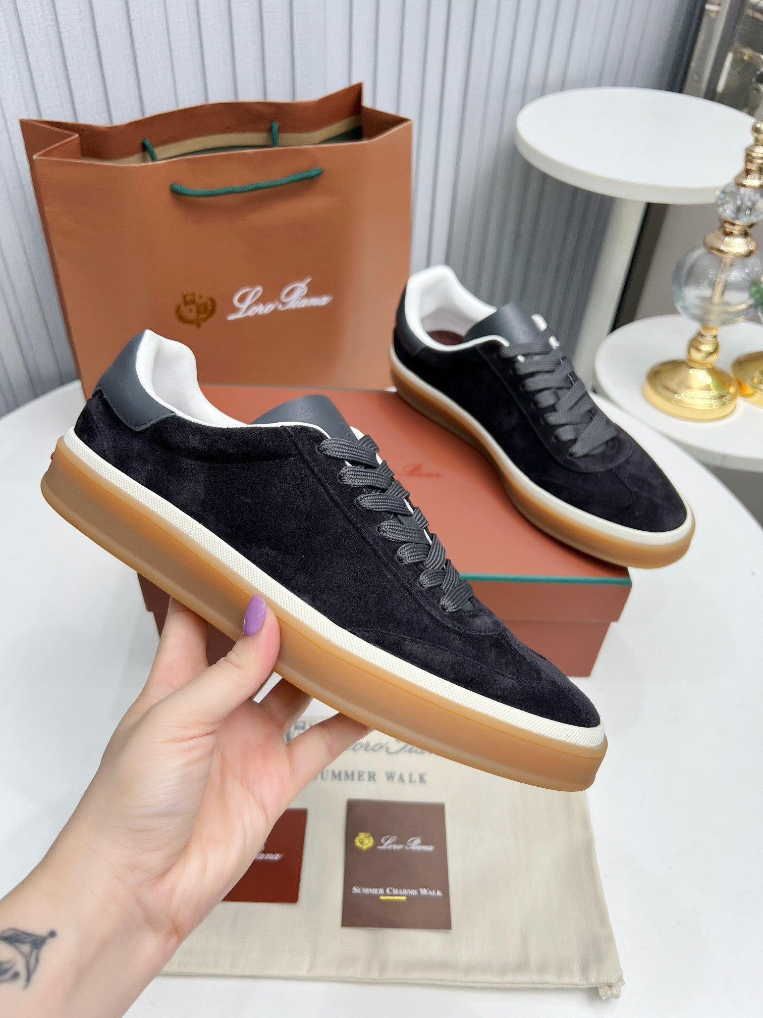 L-Sneakers