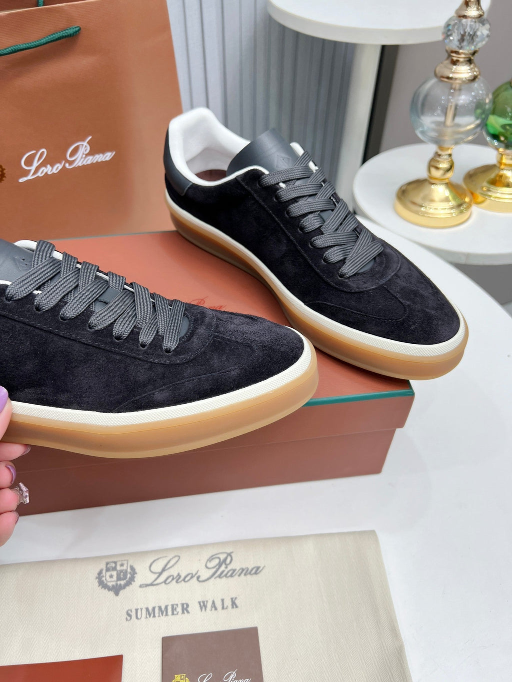 L-Sneakers