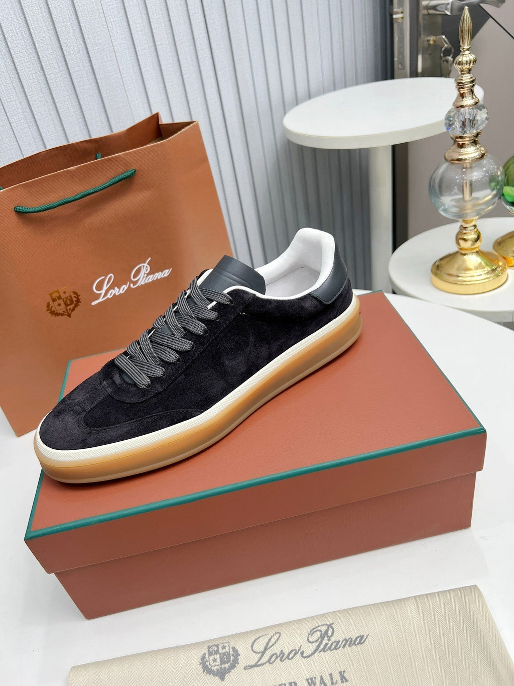 L-Sneakers
