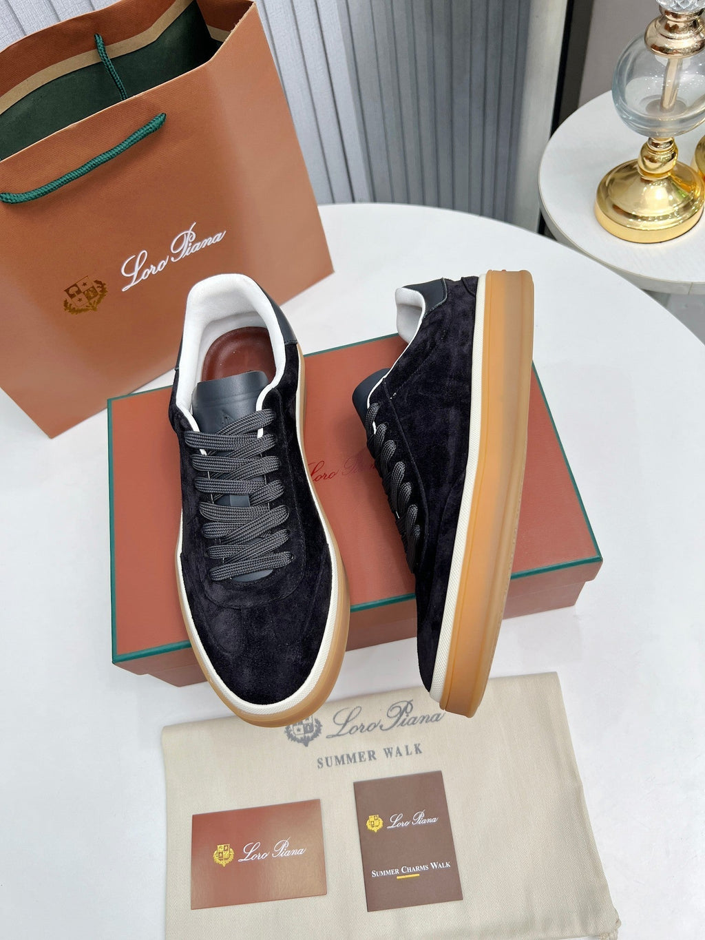 L-Sneakers