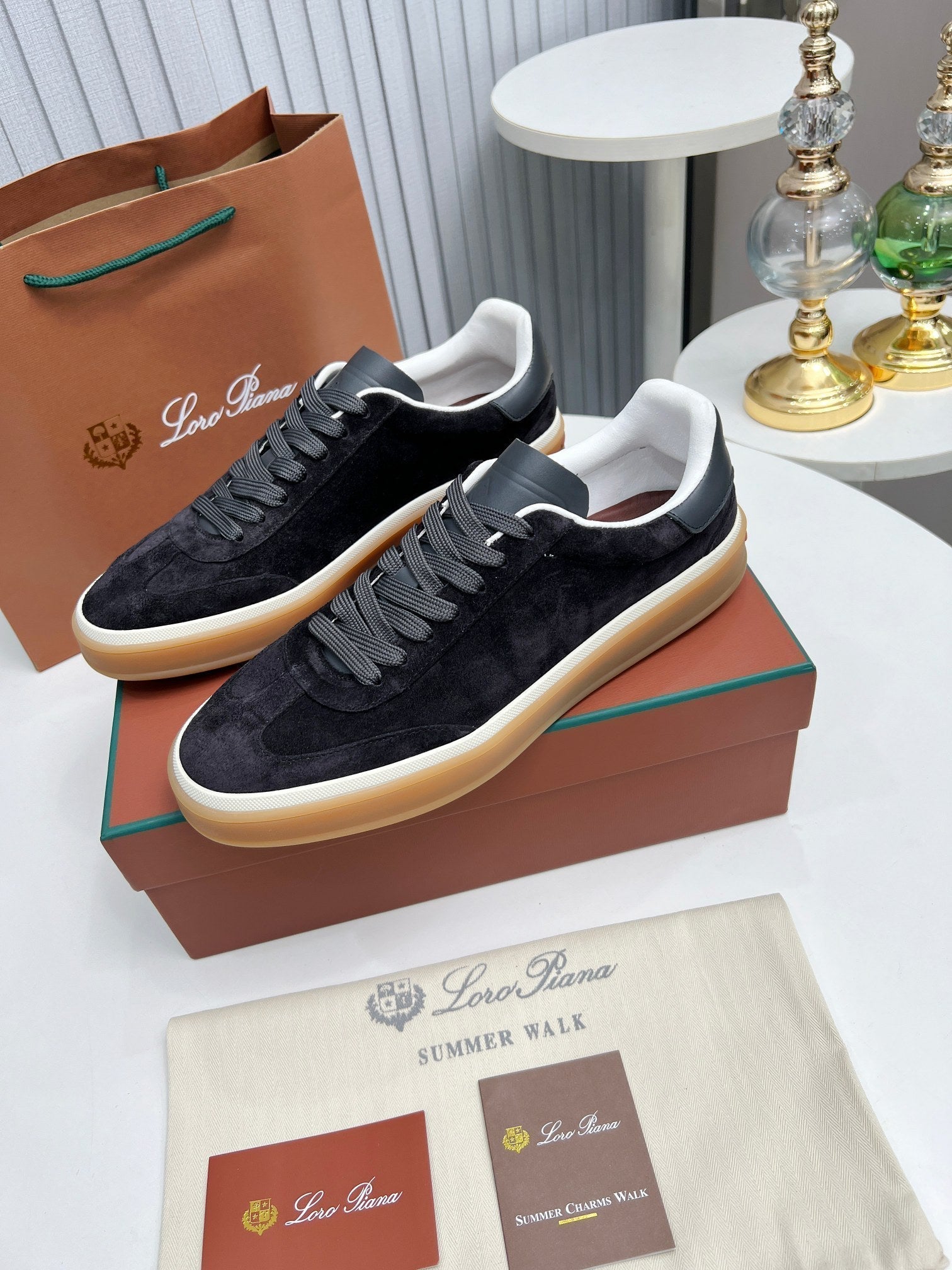 L-Sneakers