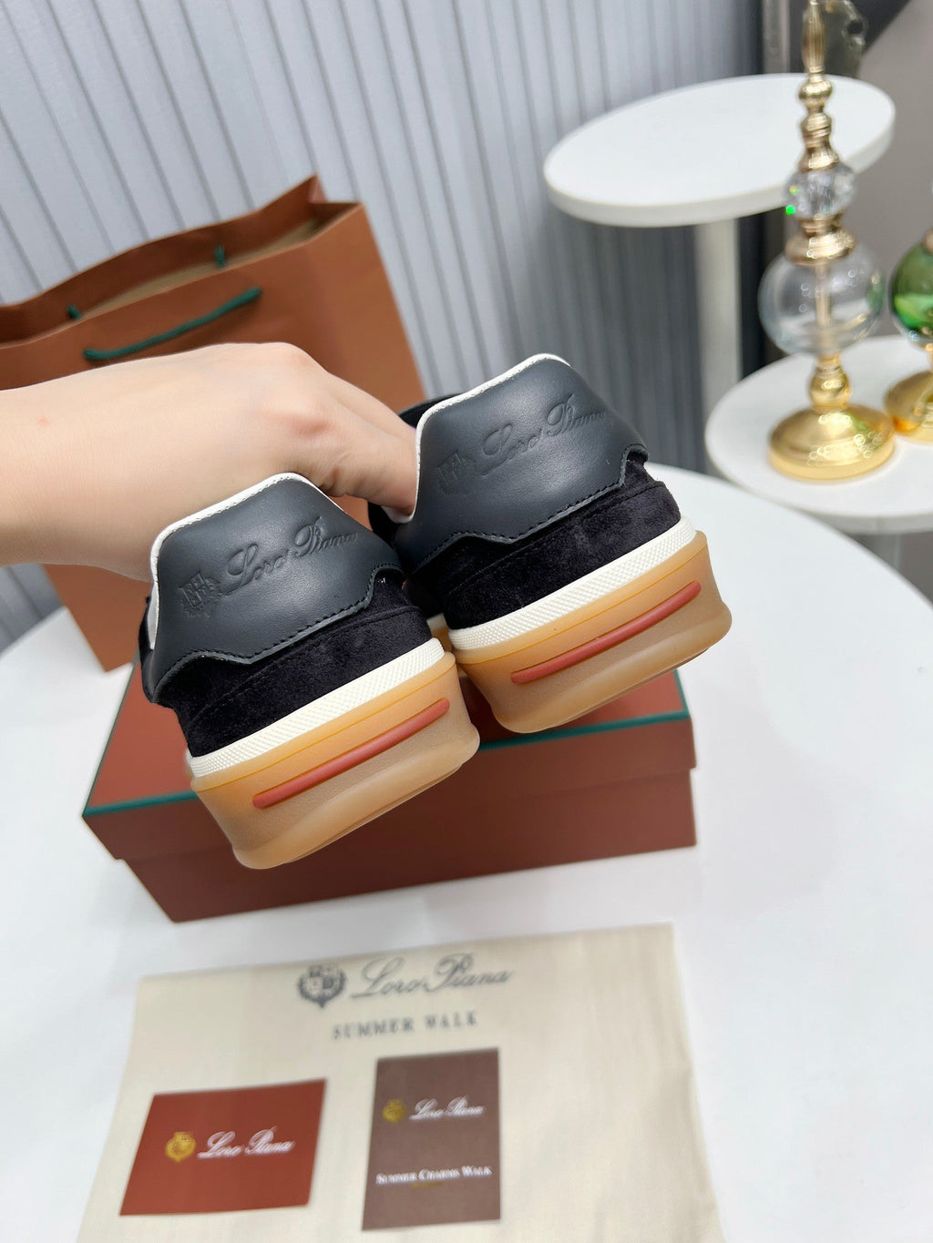 L-Sneakers