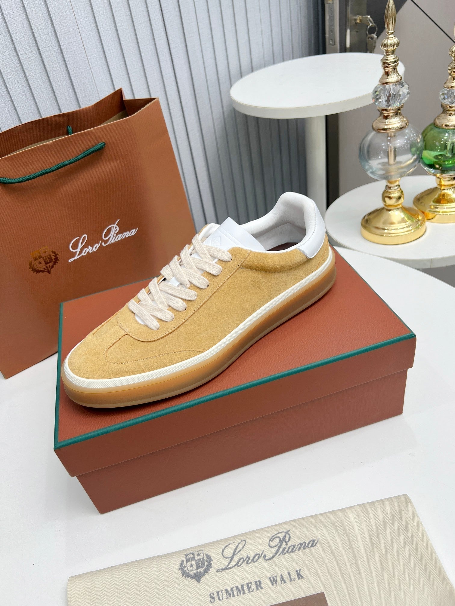 L-Sneakers